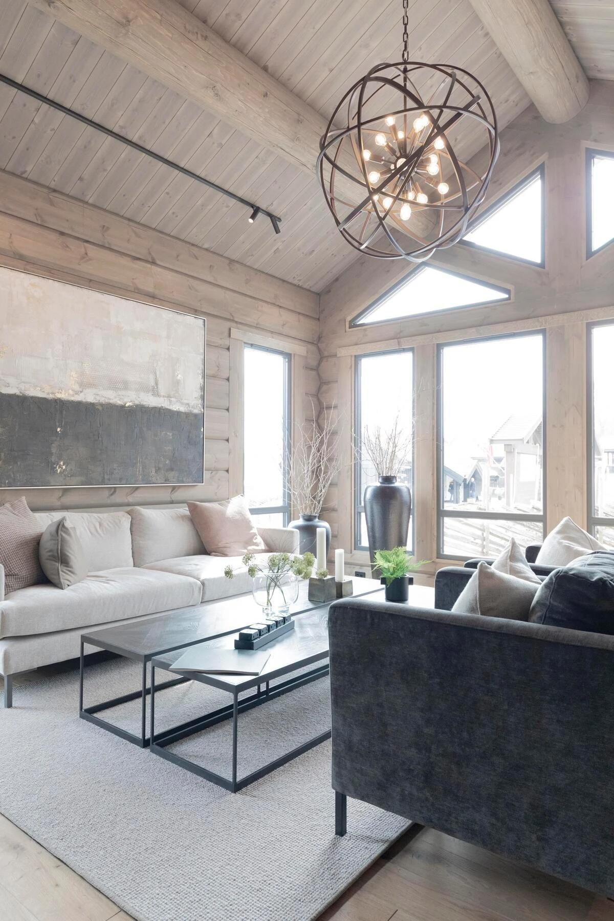 Lys og luftig stue. Foto fra Andor visningshytte på Hellerudsletta Galleribilde