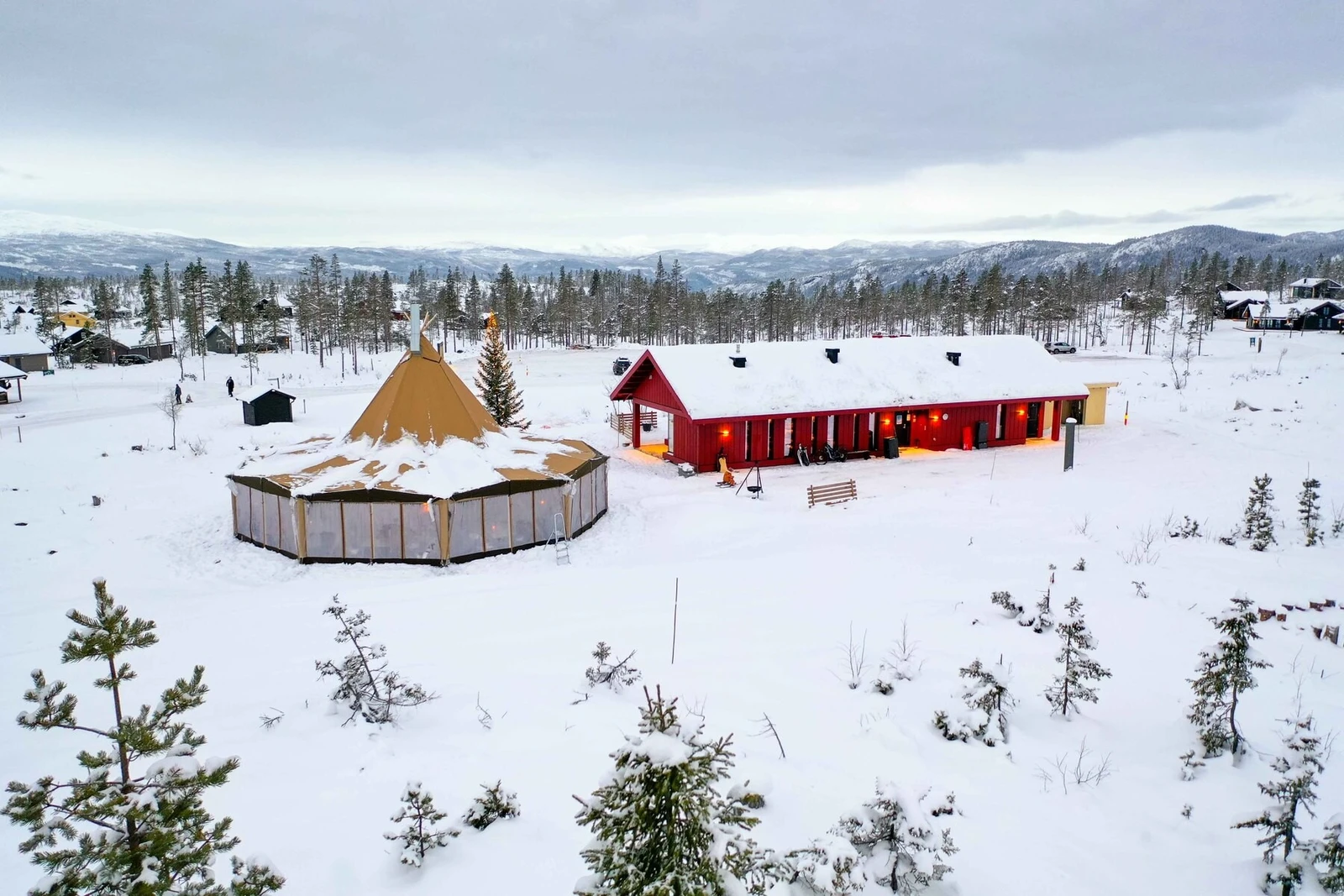 Ved Turutunet er også en Tipi-varmestue Galleribilde