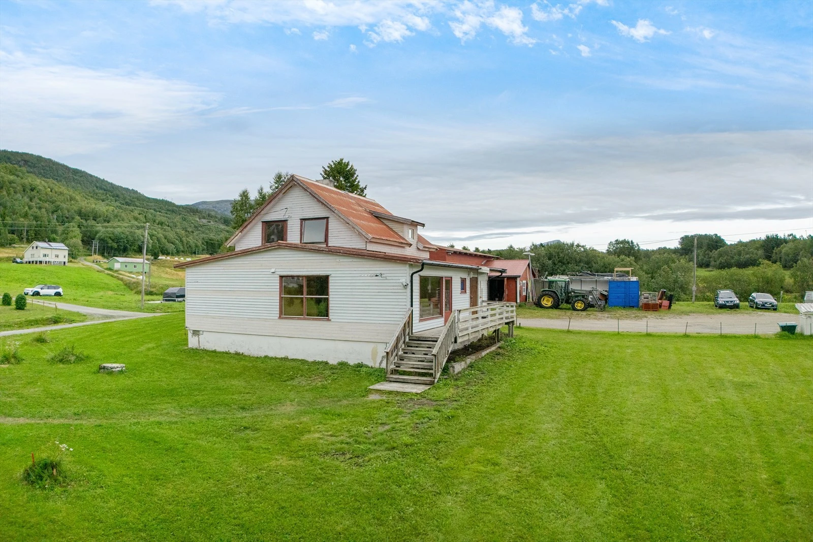 Eldre enebolig med potensial, omgitt av romslig tomt og landlige omgivelser Galleribilde