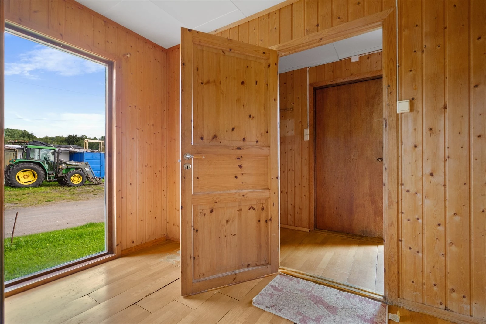 Romslig entré med store vindusflater og plass til garderobeløsning Galleribilde