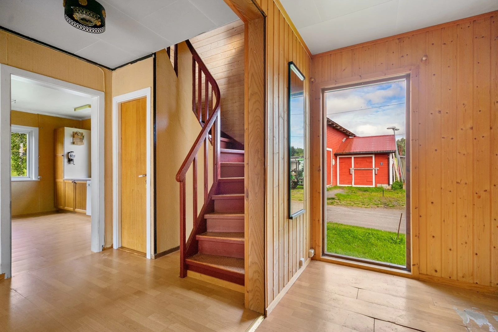 Fra gang har du videre adkomst til trappoppgang og kjøkken Galleribilde