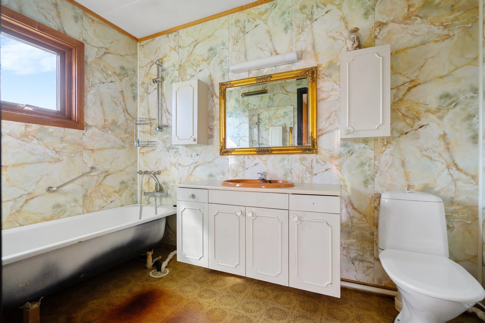 Eldre bad med badekar og romslig baderomsinnredning Galleribilde