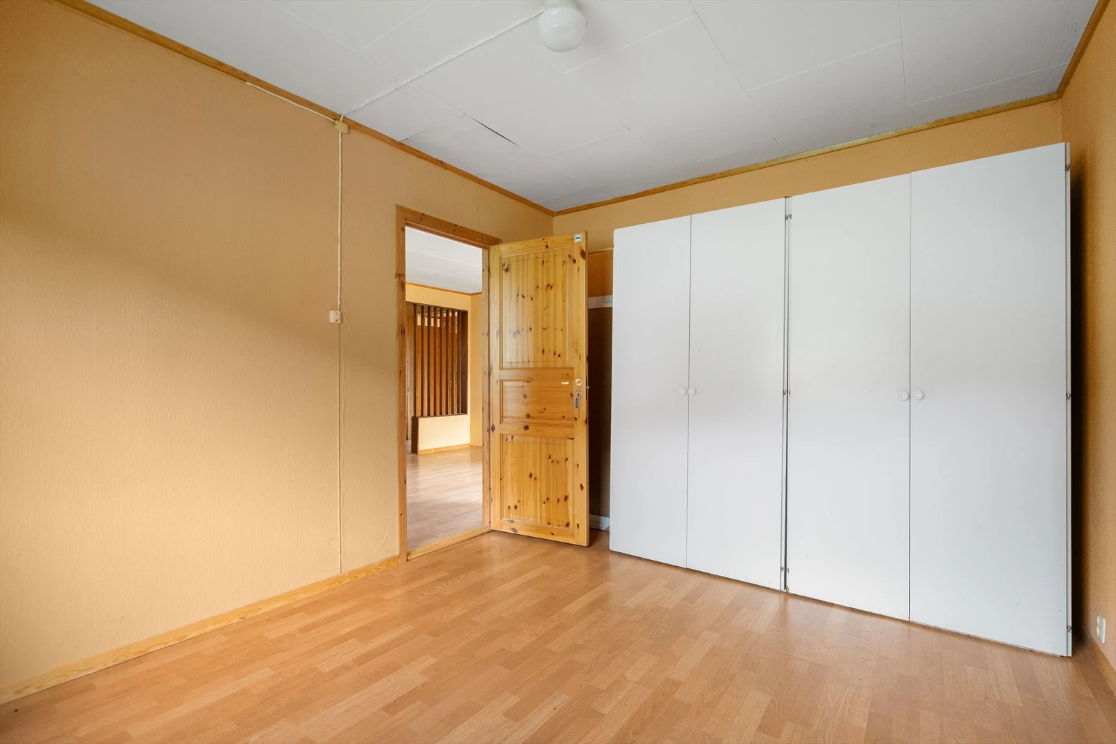 Soverom 1 - praktisk garderobeløsning Galleribilde