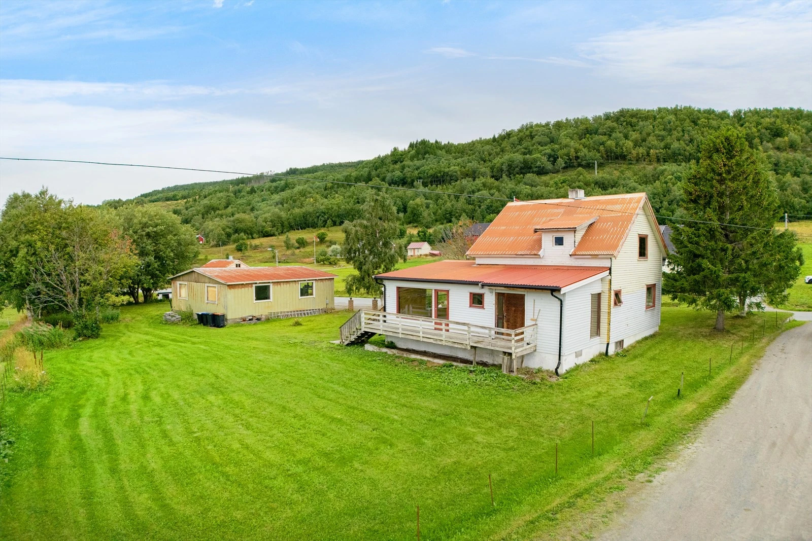 Tomten er opparbeidet med plenarealer og trær Galleribilde