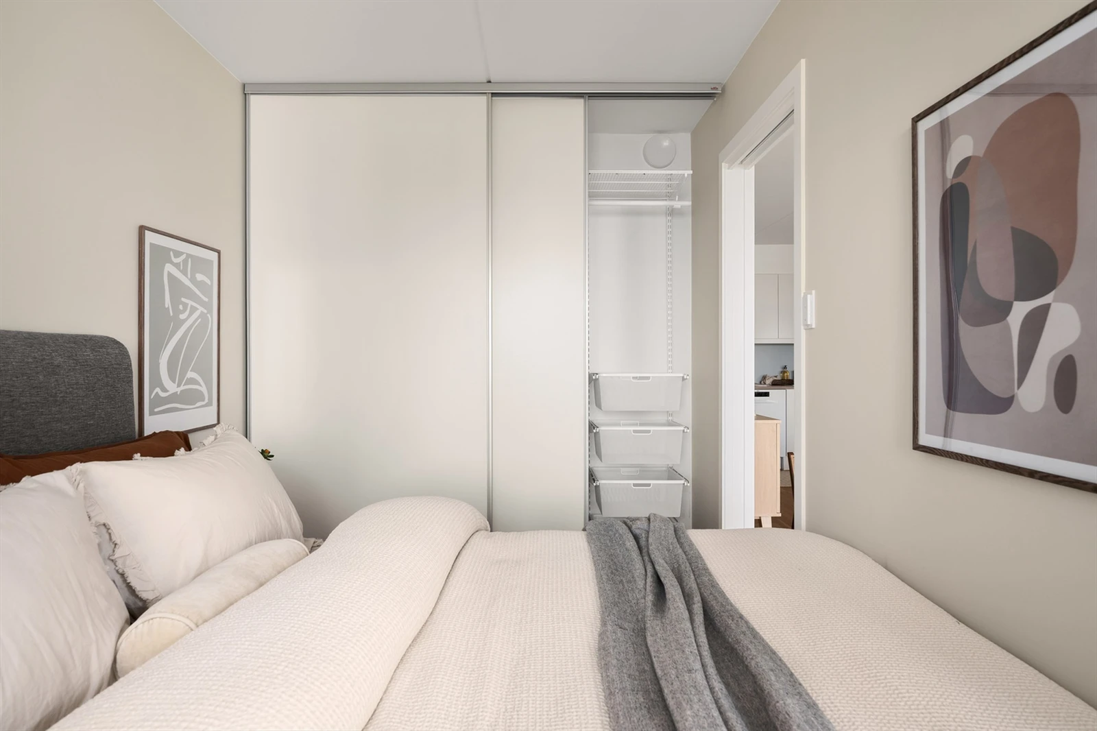 Stor, integrert garderobe med Elfa-innredning. Galleribilde