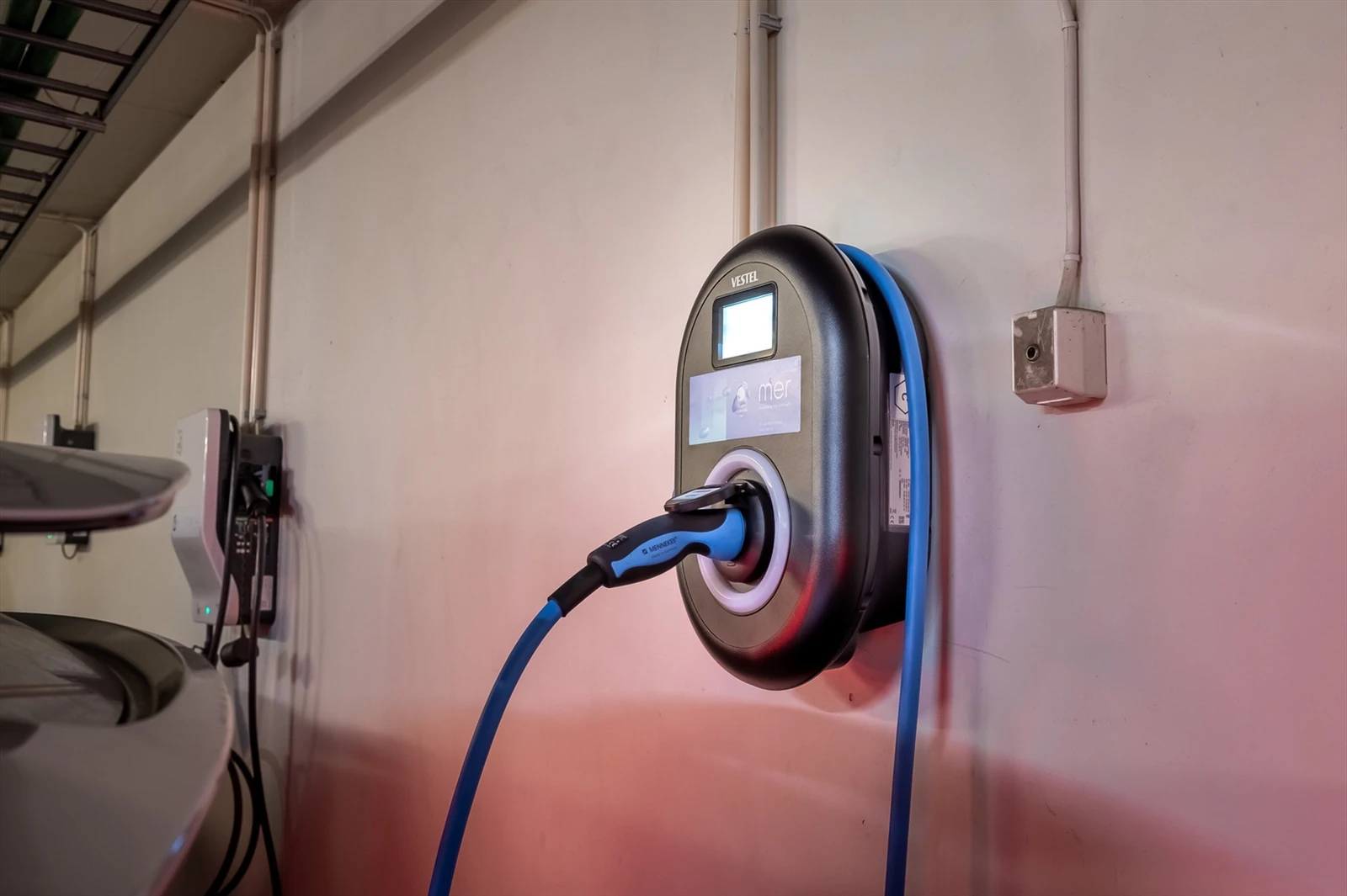 Sameiet ligger på et bilfritt felt, og det er garasjekjeller under området. Her kan p-plass kjøpes eller leies. Kontakt megler for mer info. Galleribilde