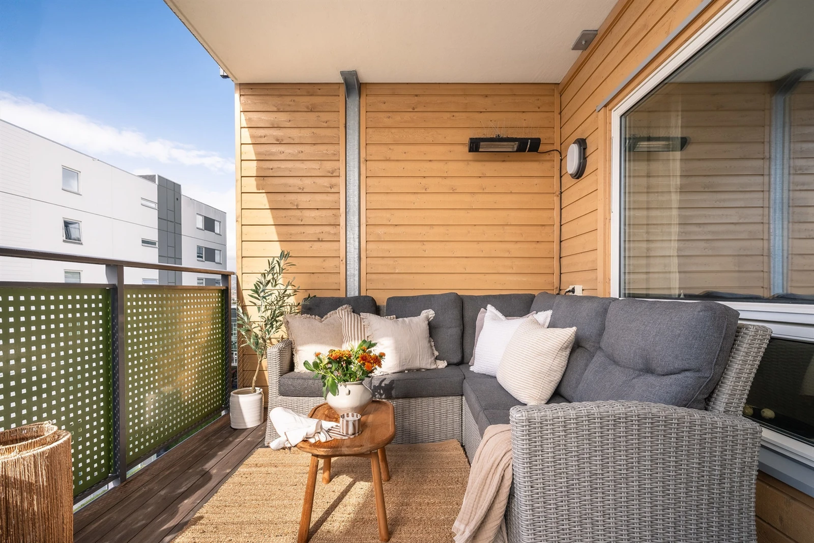 Leiligheten har en sydvestvendt balkong på 9 m². Selger opplyser om særdeles gode solforhold med sol fra ca 12-21 på sommerstid. Galleribilde