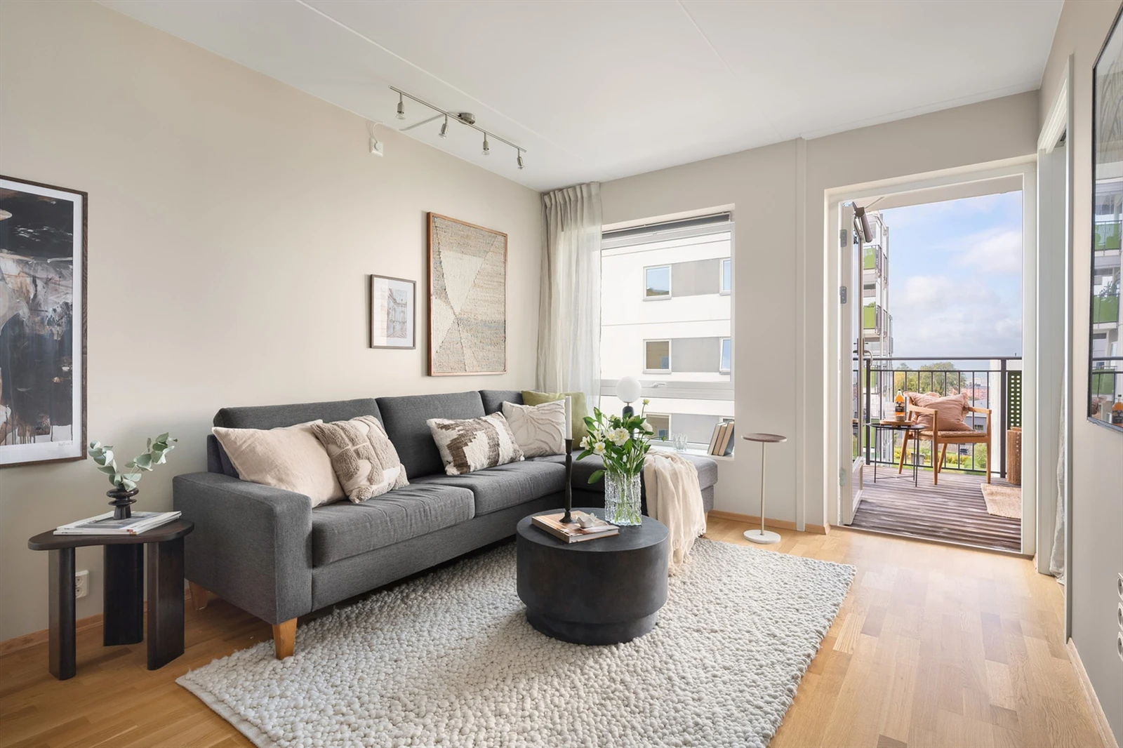 Boligen er tilknyttet Telenor (500 mbps) som leverandør av internett. Avgift er inkludert i felleskostnader. Tv-tuner/dekoder medfølger. Galleribilde