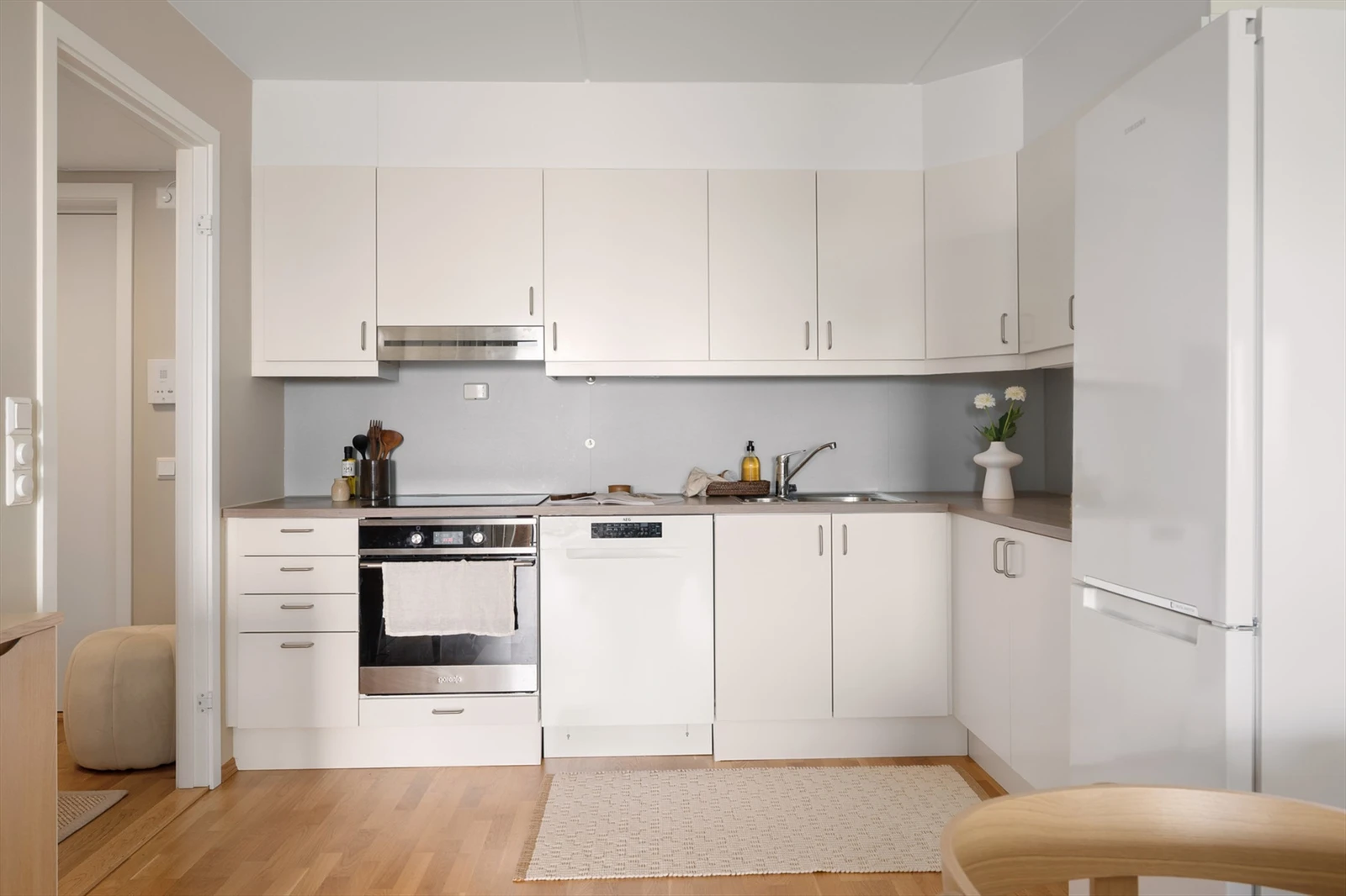 Det er montert komfyrvakt, og kjøkkenventilatoren er tilkoblet byggets ventilasjonsanlegg. Galleribilde