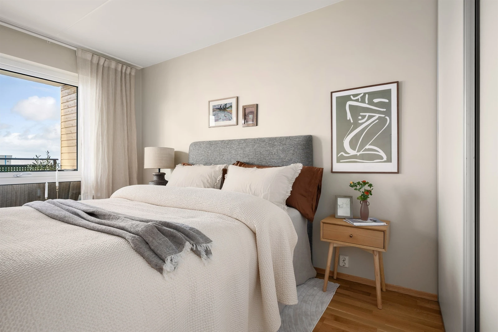 Koselig soverom med god plass til dobbeltseng og nattbord. Galleribilde