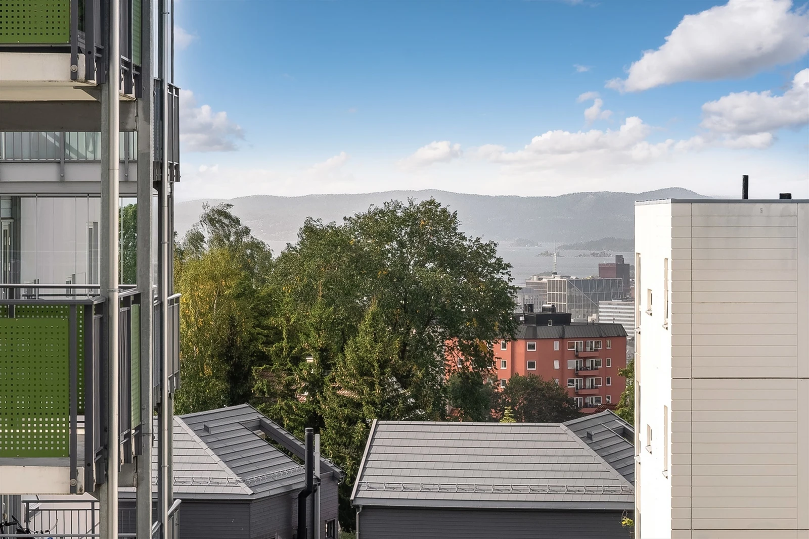 Sjøgløtt fra stue og balkong. Galleribilde