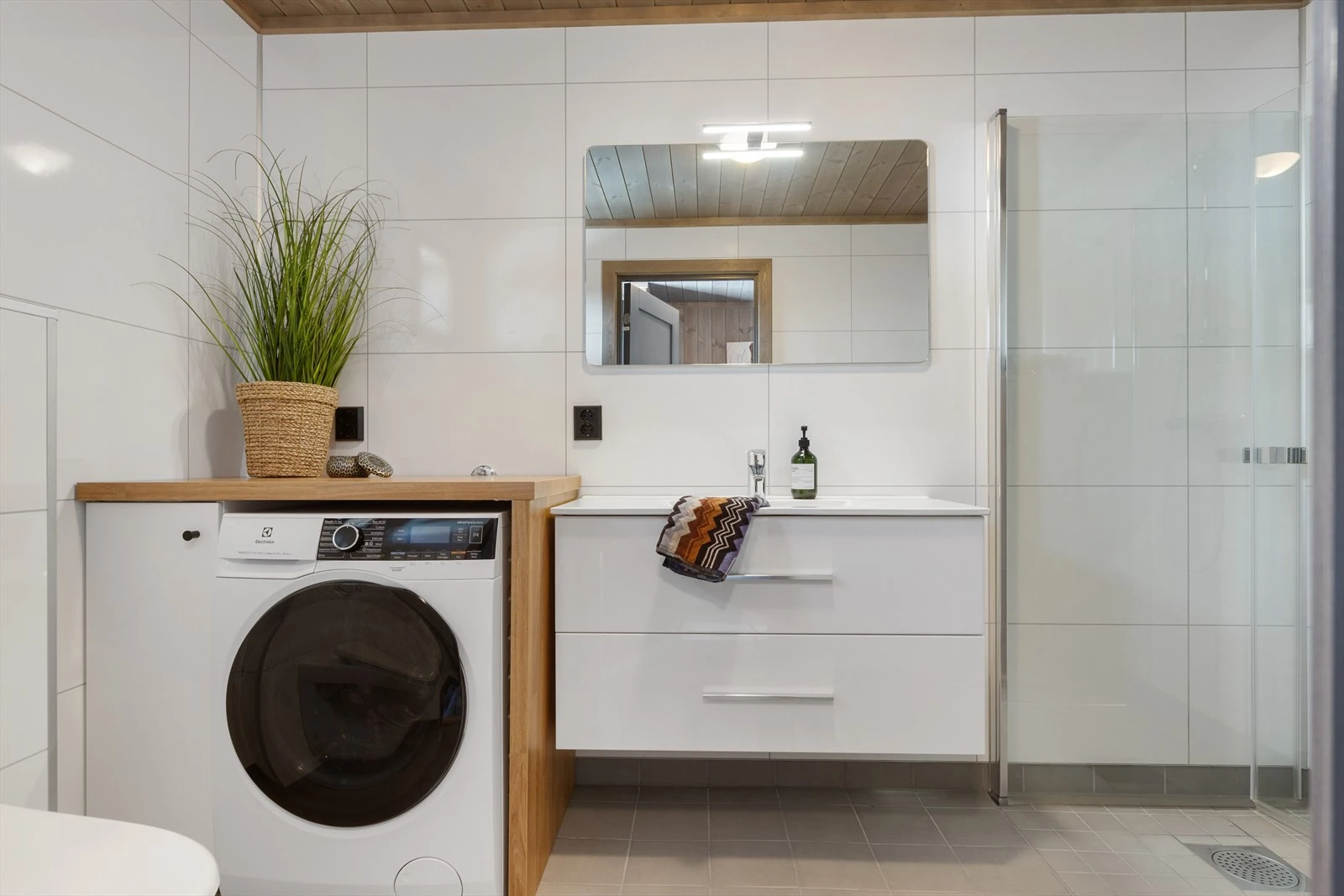 Bad med flislagte overflater og varme i gulv. Galleribilde