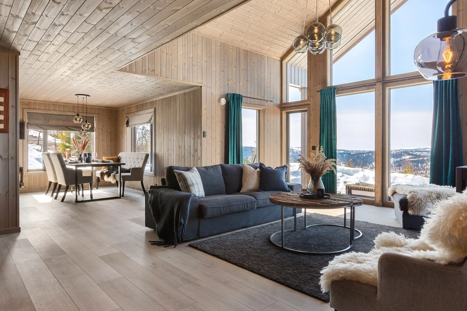 Høyden under taket og store vindusflater, gir den gode, romslige romfølelsen. Galleribilde