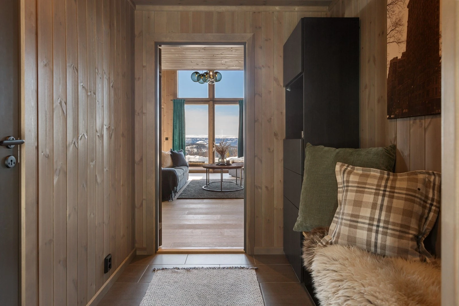 Gang med plass for yttertøyet, flislagt gulv med varme. Galleribilde