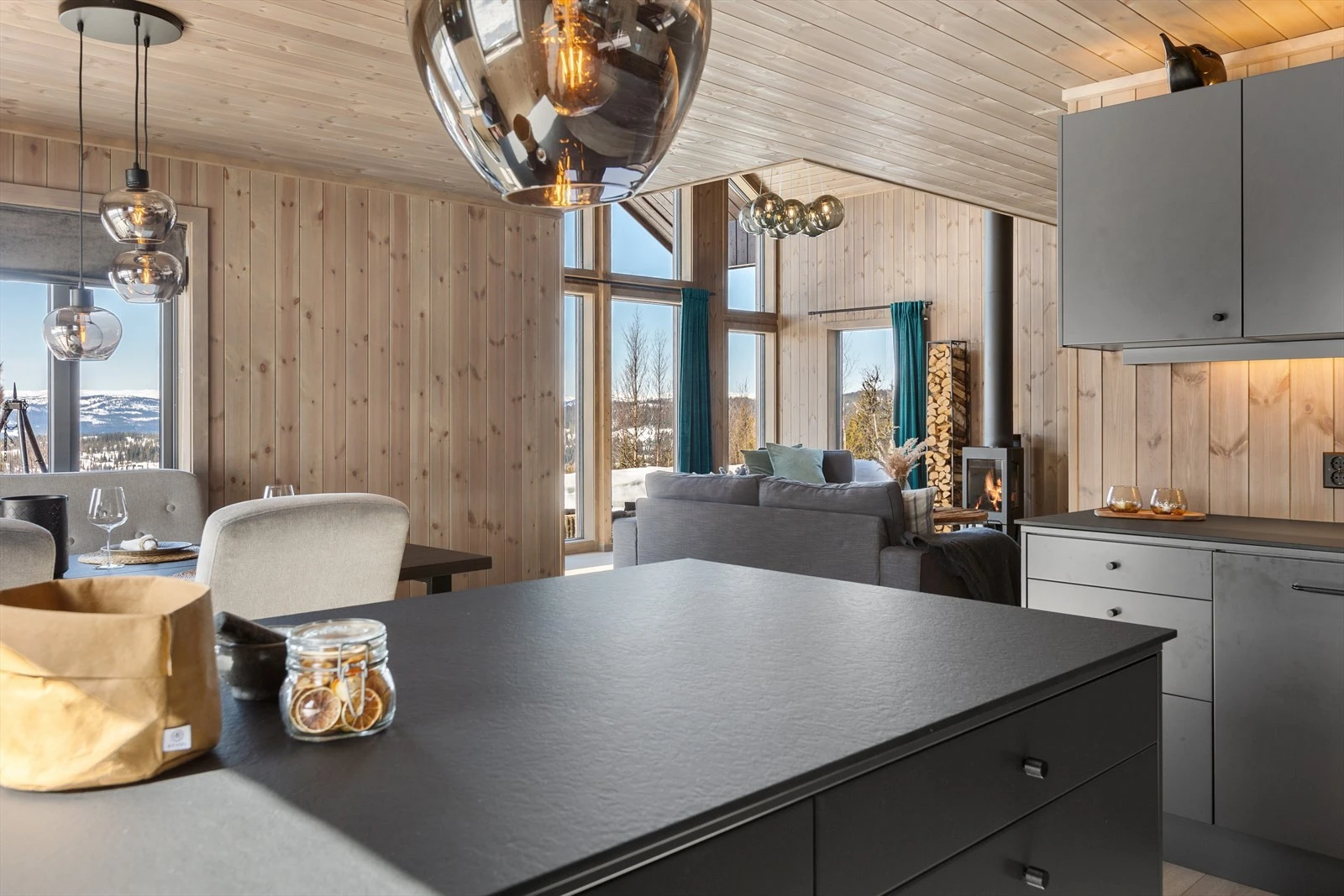 Lys og luftig romløsning med store vindusflater. Galleribilde