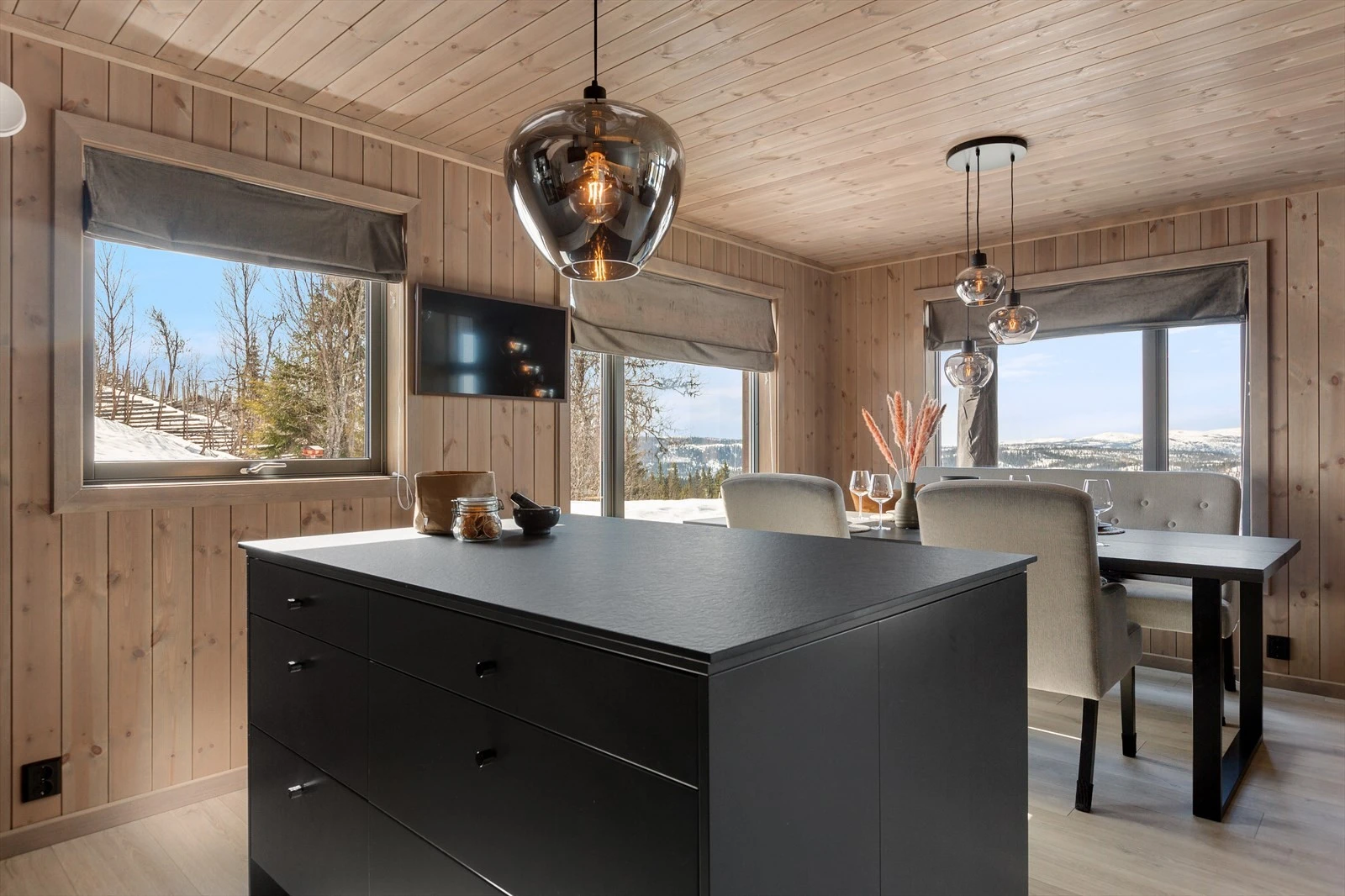 Kjøkkenøya fungerer som romdeler og avlaster. Galleribilde