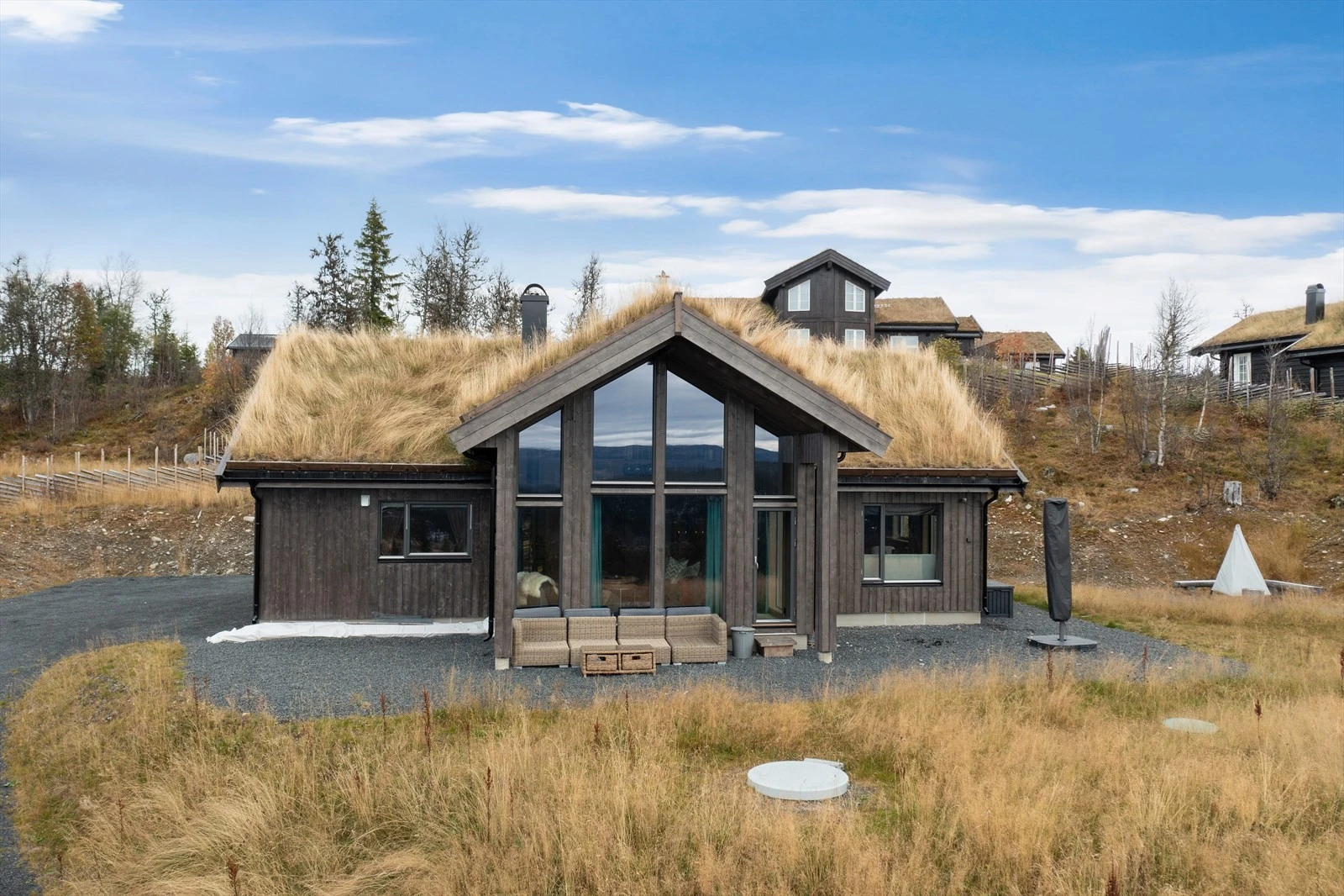 Solskinsvegen 27 ligger fint til ca. 882 moh, på fjellet like ved Gamlestølen i Etnedal kommune Galleribilde