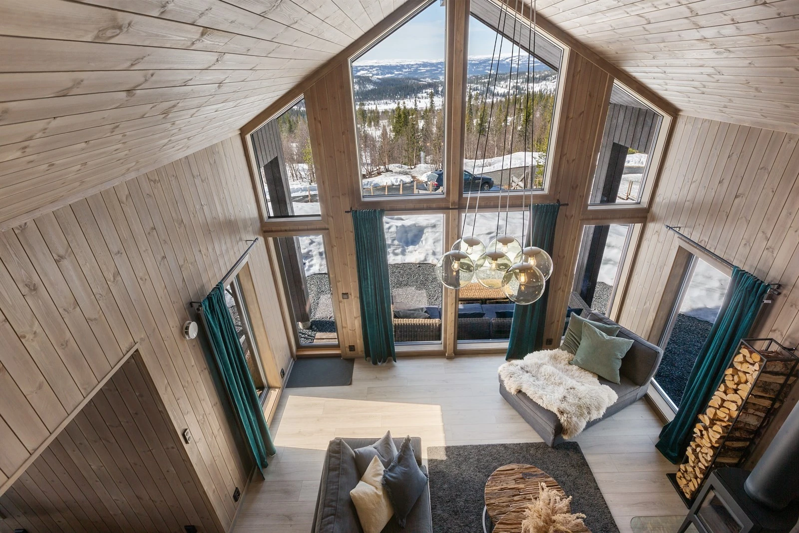 Åpen løsning fra hems, gir oversikt over etasjen under. Galleribilde