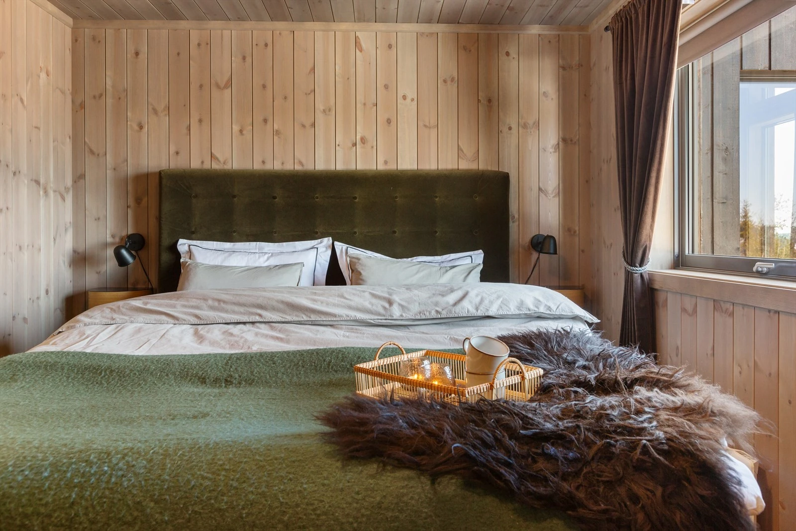 Hovedsoverommet byr på en kombinasjon av komfort og praktiske løsninger Galleribilde