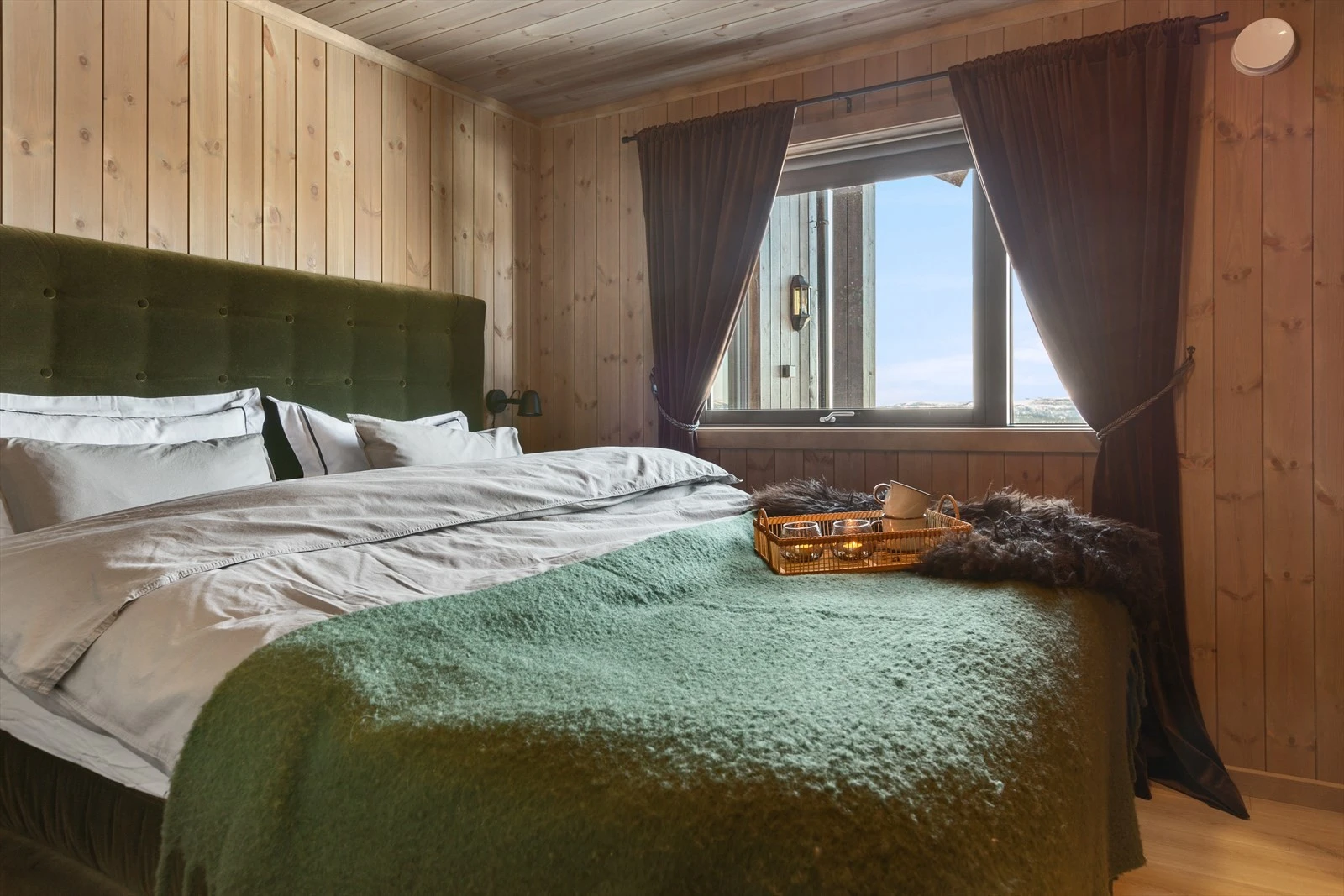 Lunt og innbydende hovedsoverom Galleribilde