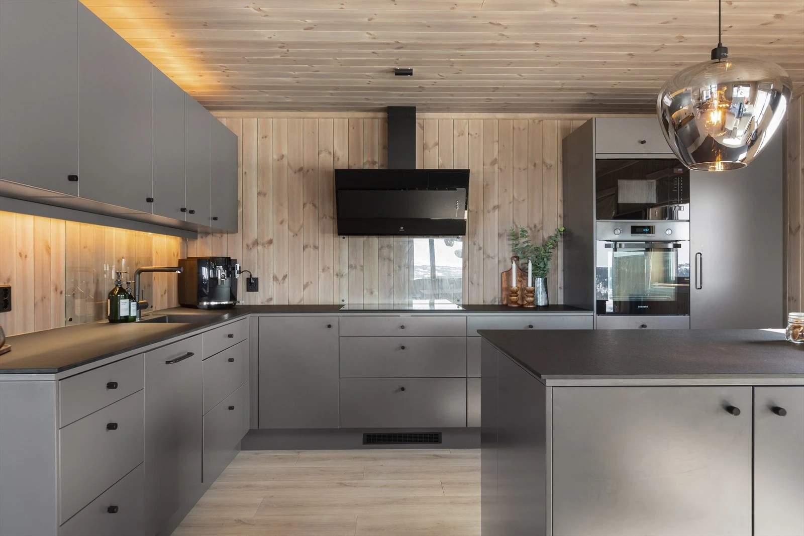 Moderne innredning med integrerte hvitevarer
. Galleribilde