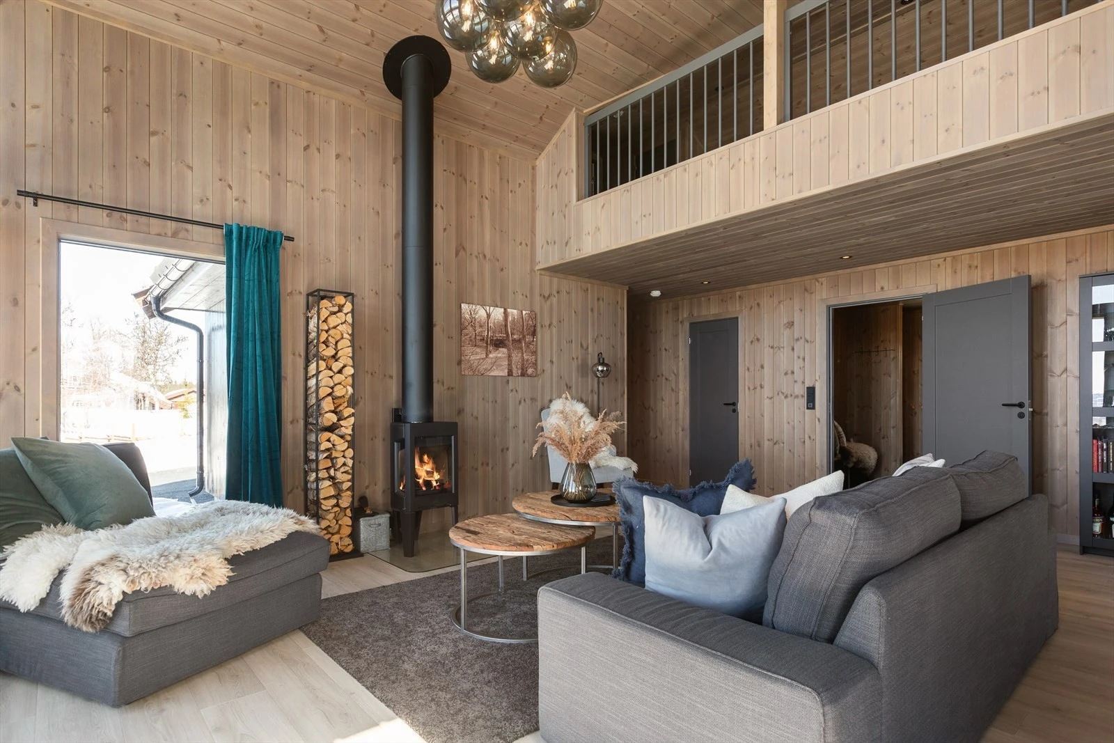 Hyggelig stue, med åpen hems som har verdifulle overnattingsplasser. Galleribilde