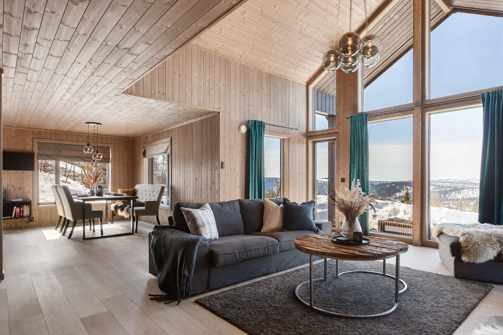 Panelte overflater i tidsriktig, beiset utførelse. Galleribilde