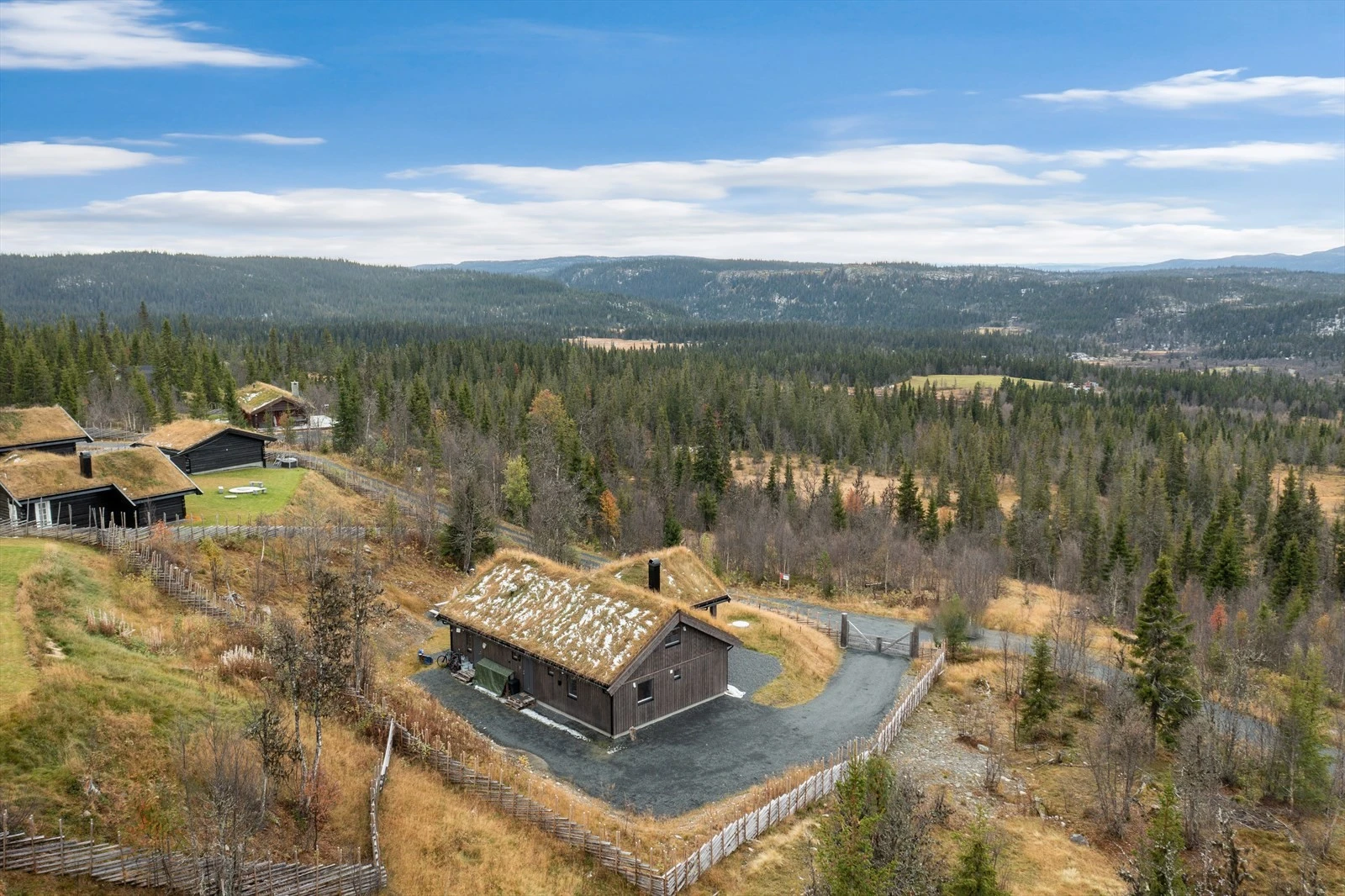 Eiendommen er beliggende midt i et populært tur- og fjellområde med gode solforhold og flott utsikt. Galleribilde