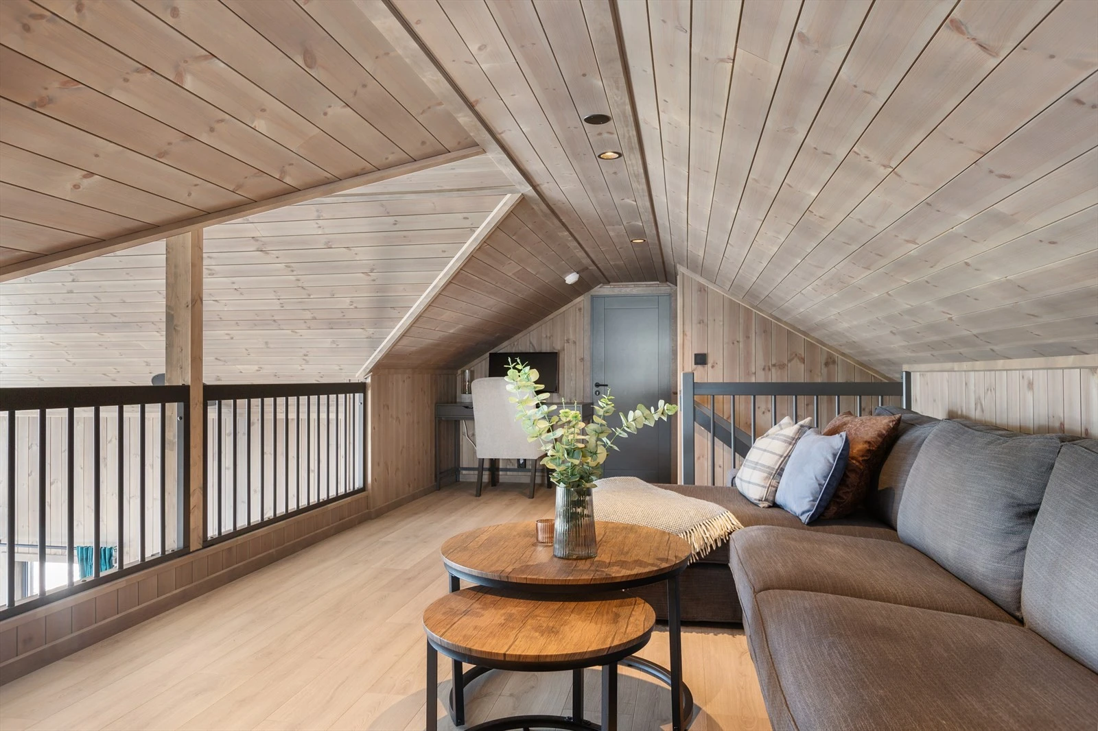 Fra hemsen er det åpent ned mot kjøkken/stue i hovedetasje. Galleribilde