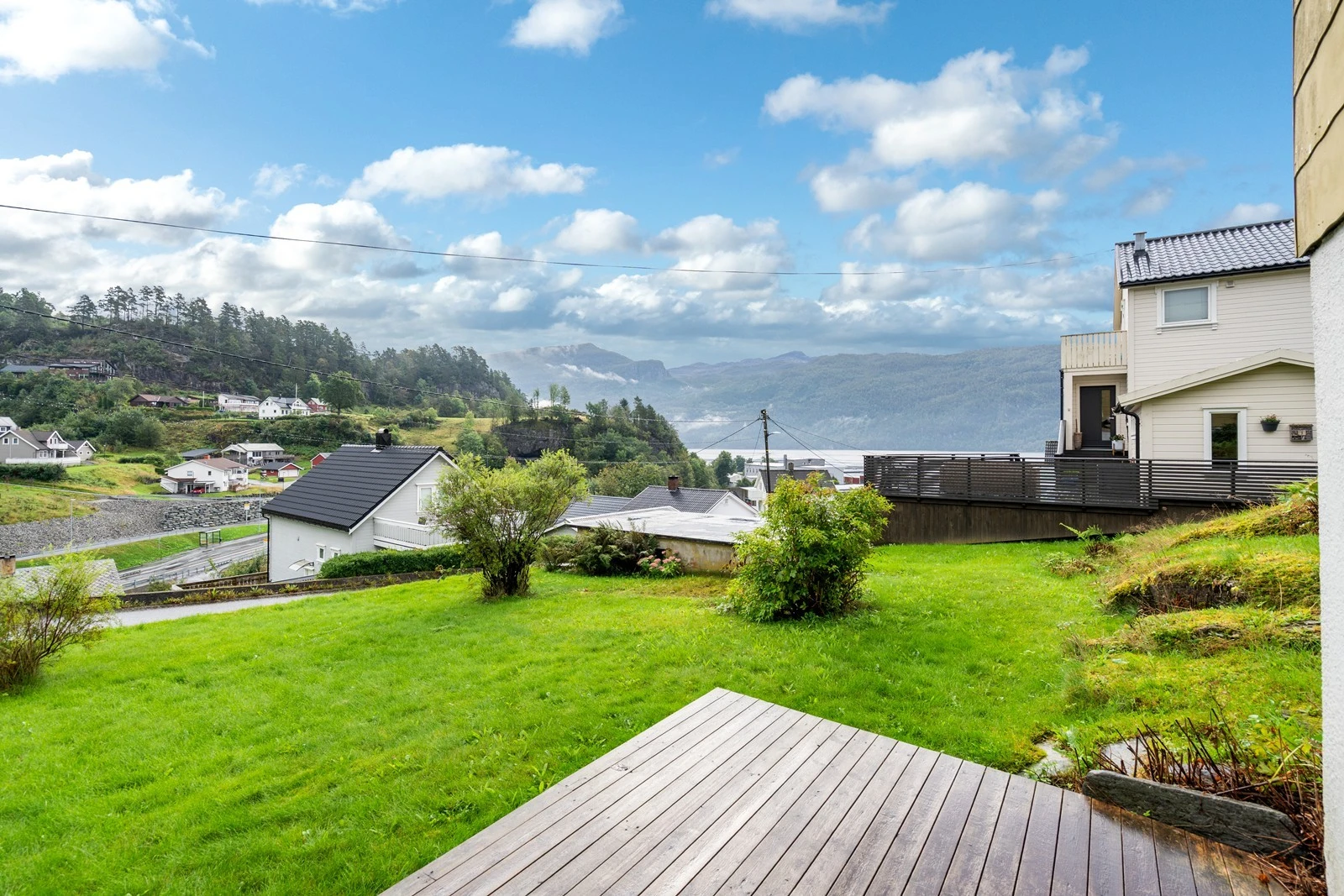 Solrik og hyggelig hage Galleribilde