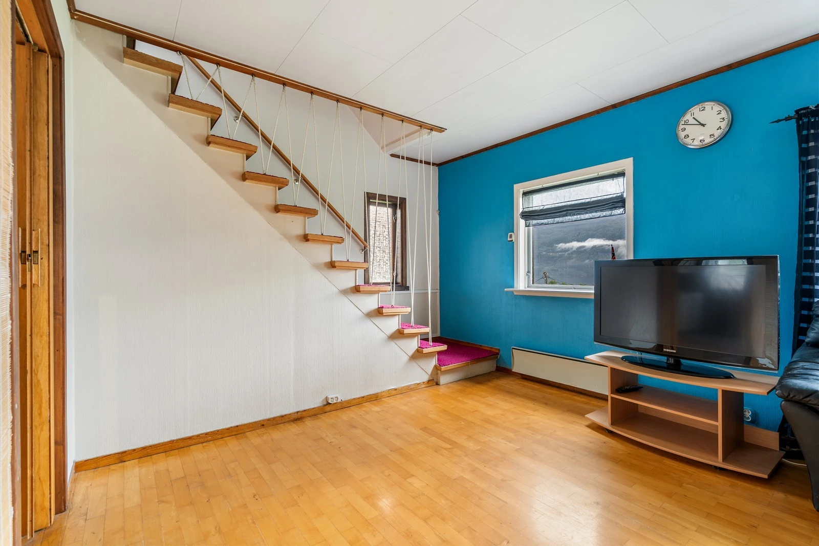 Fra stuen er det trapp til andre etasje Galleribilde