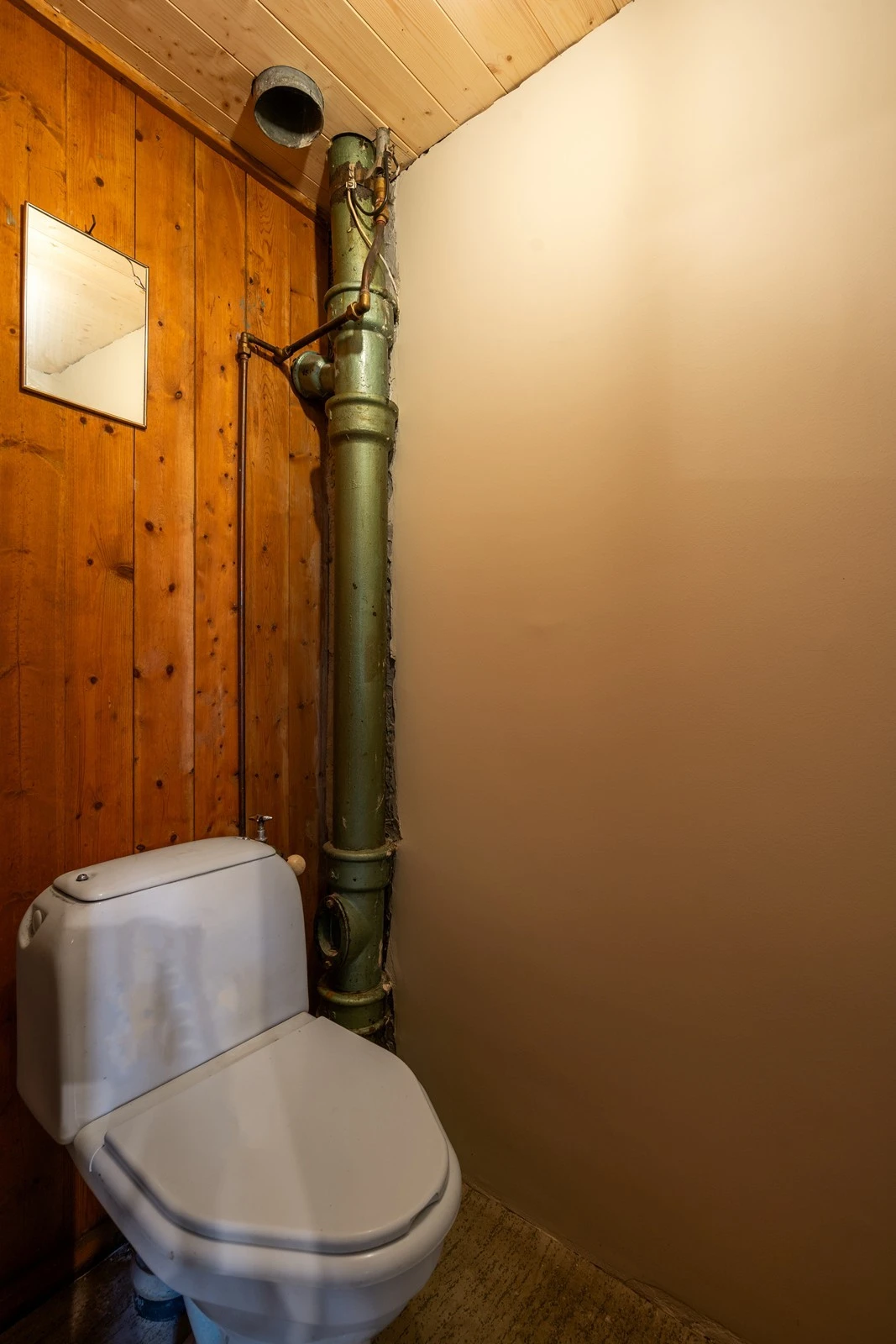 Toalettrom i underetasjen Galleribilde