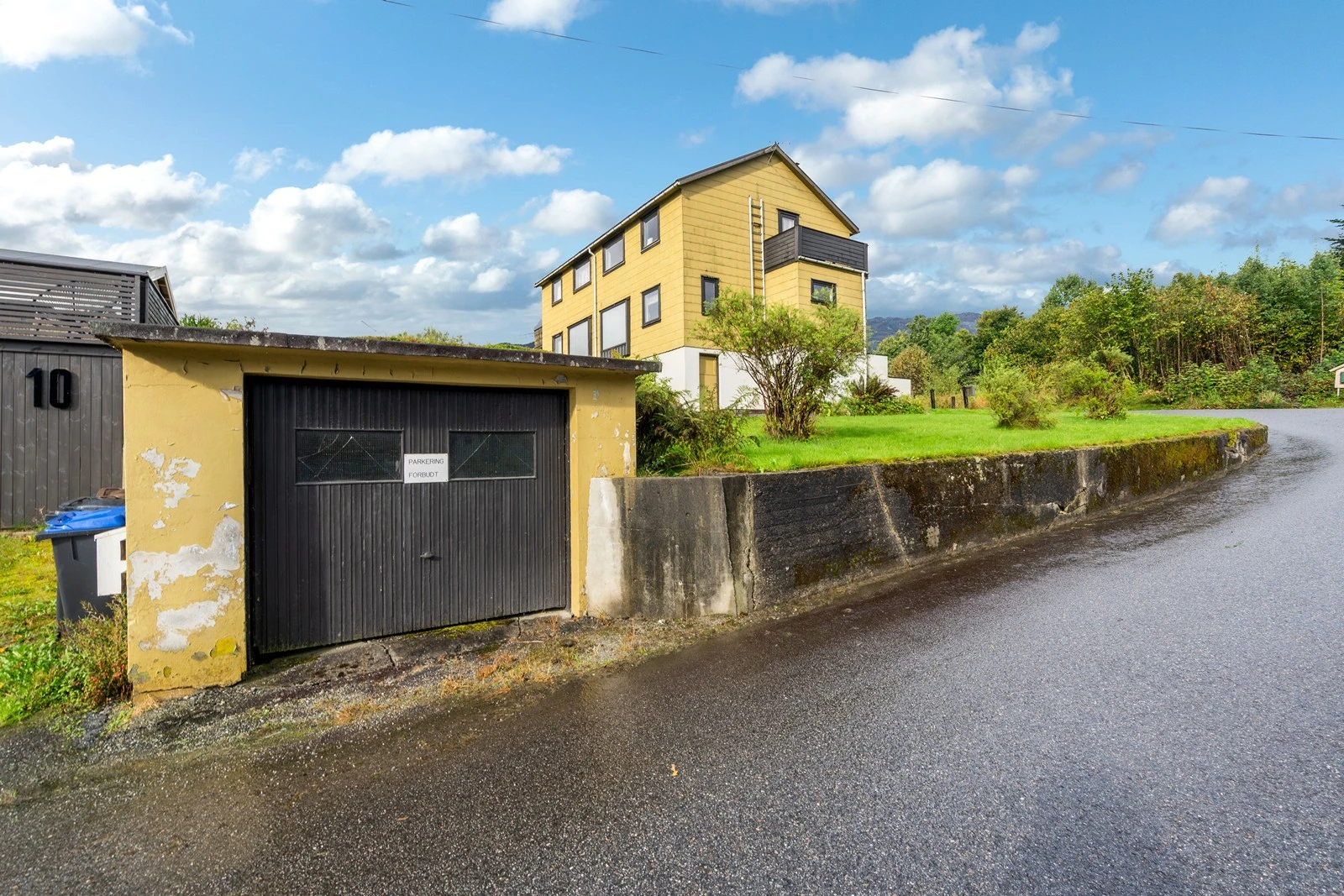 Det er egen garasje til boligen Galleribilde