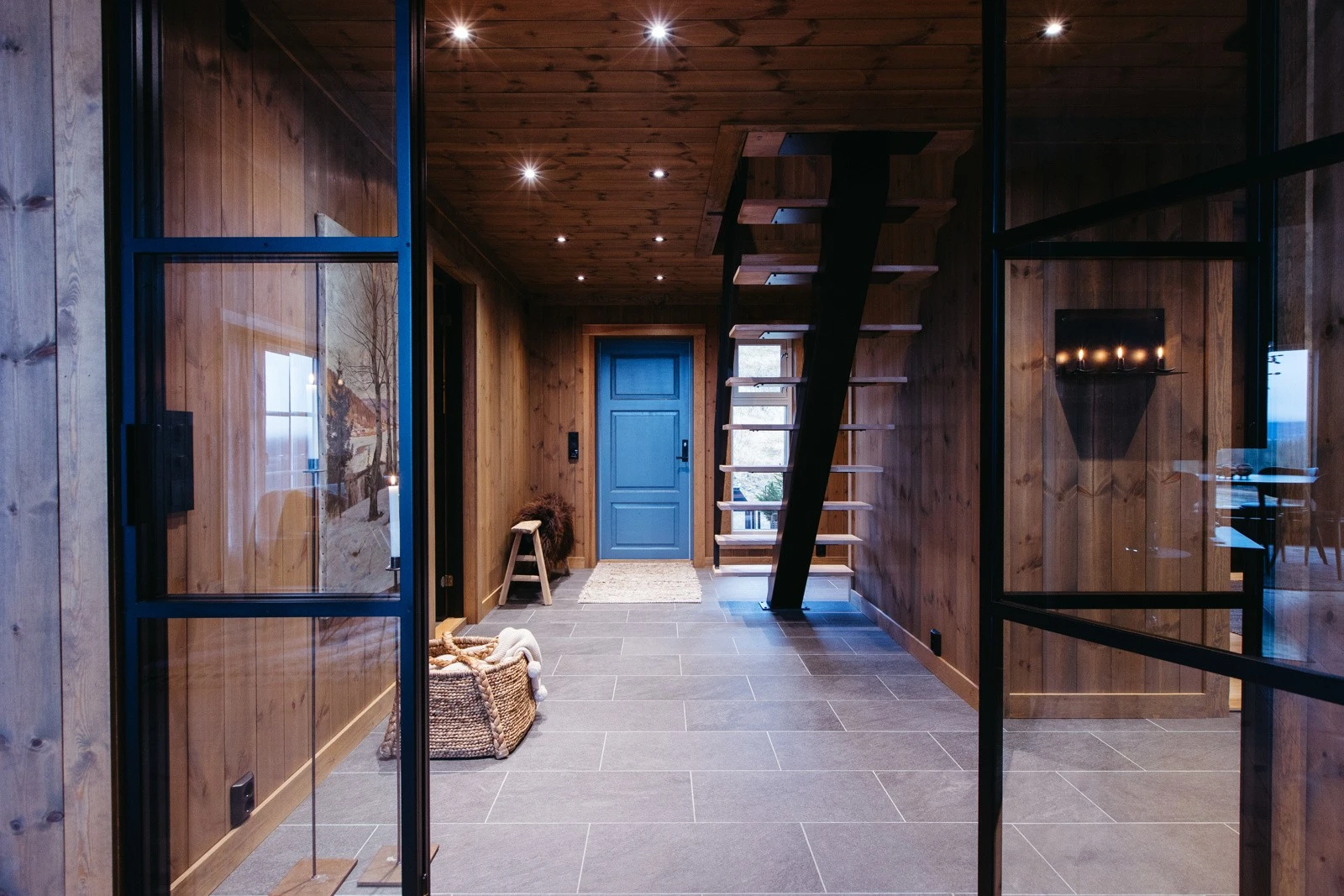 Når du kommer inn døren blir du møtt av en lekker hall, med italienske Porcellanto-fliser med imitasjon av steinstruktur på gulvet Galleribilde