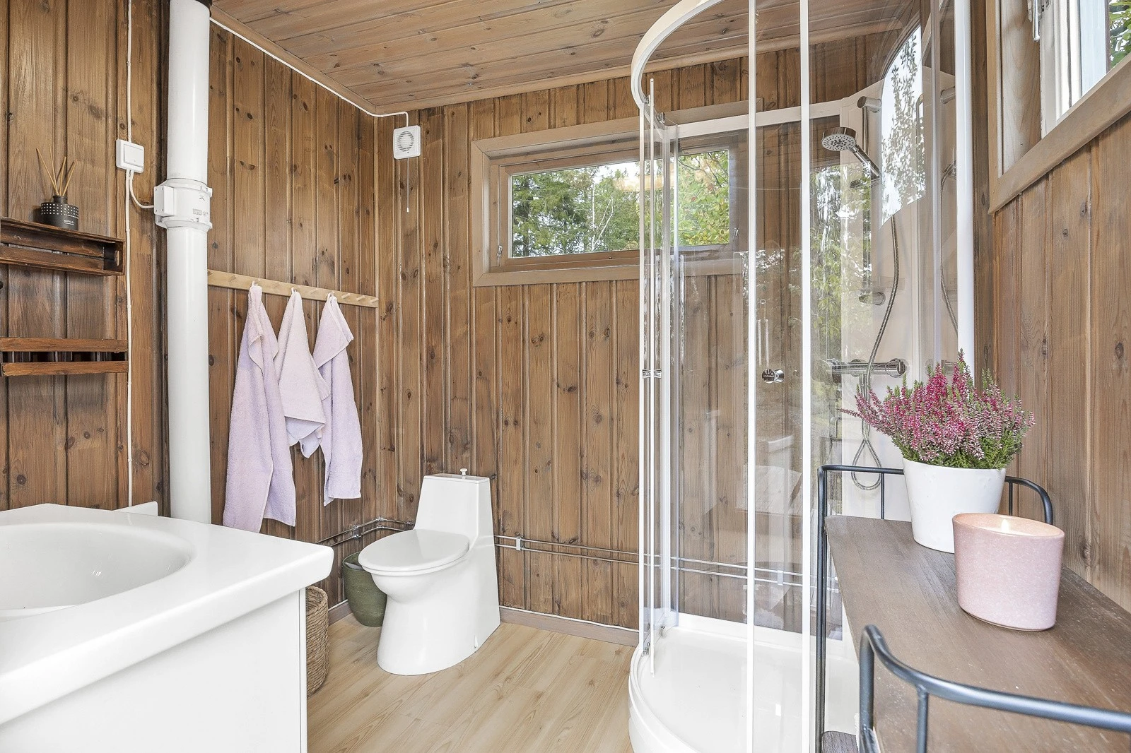 Bad med egen inngang fra terrasse. Galleribilde