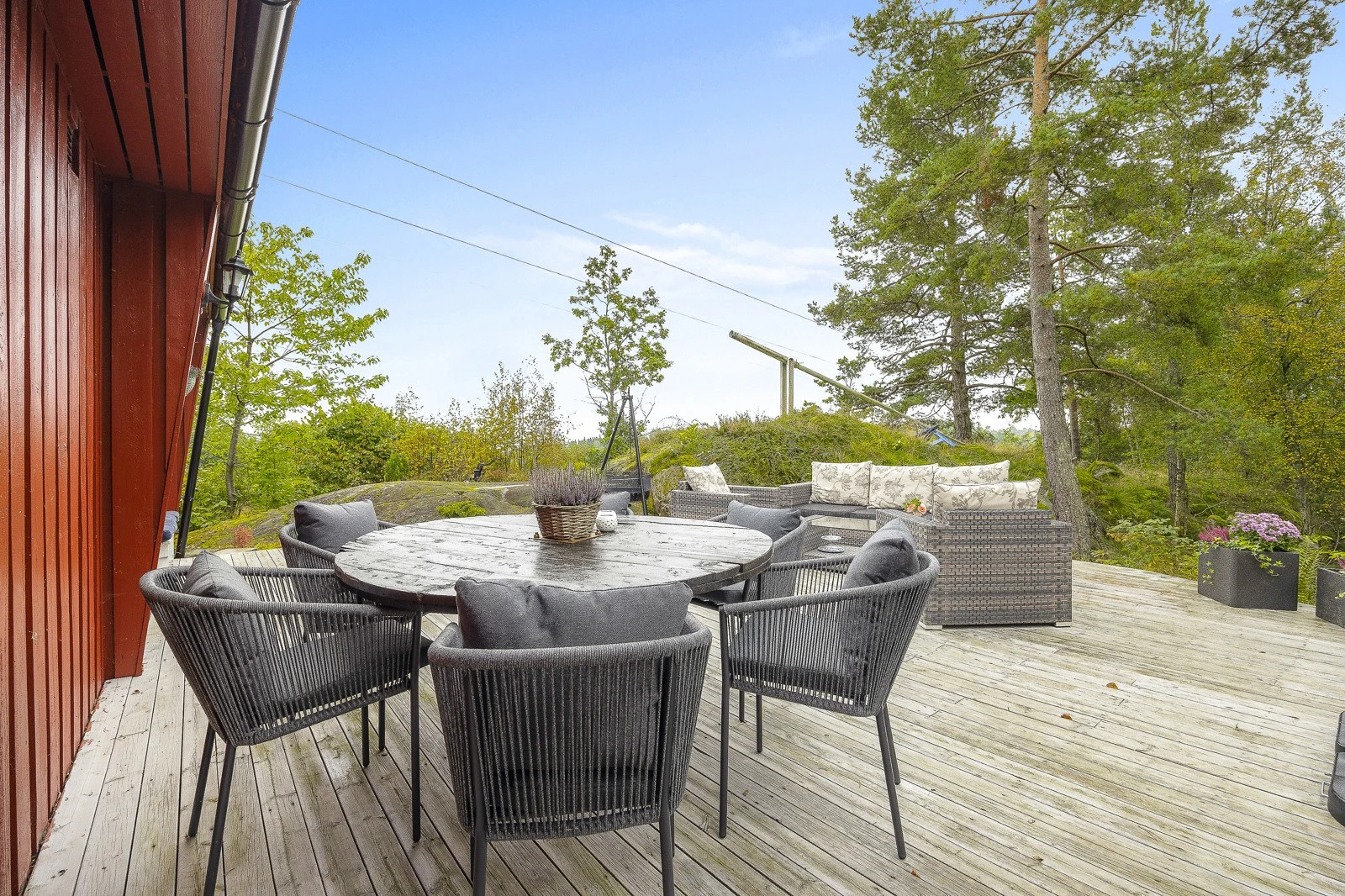 Uteplass i vakre omgivelser. Galleribilde