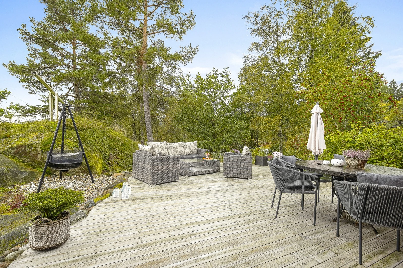 Det er etablert terrasser rundt store deler av hytta. Galleribilde