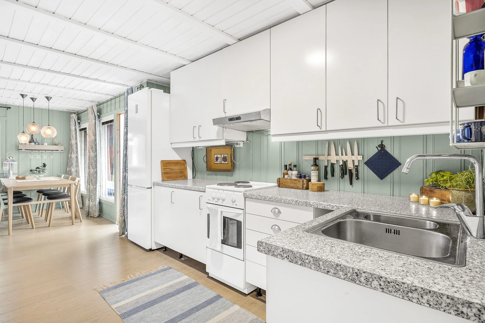 Kjøkkenet ligger med åpen løsning mot spisestue og stue . Galleribilde