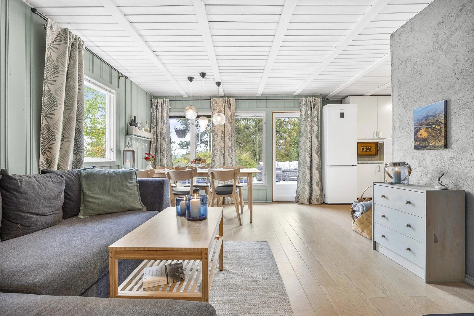 Stue i lyse, delikate farger med tilknytning til spiseplass og kjøkken. Galleribilde