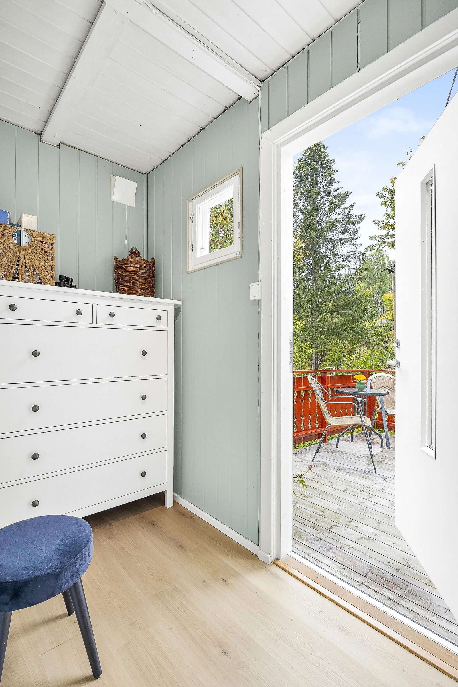 Praktisk med et lite vindfang til oppbevaring av jakker og sko. Galleribilde