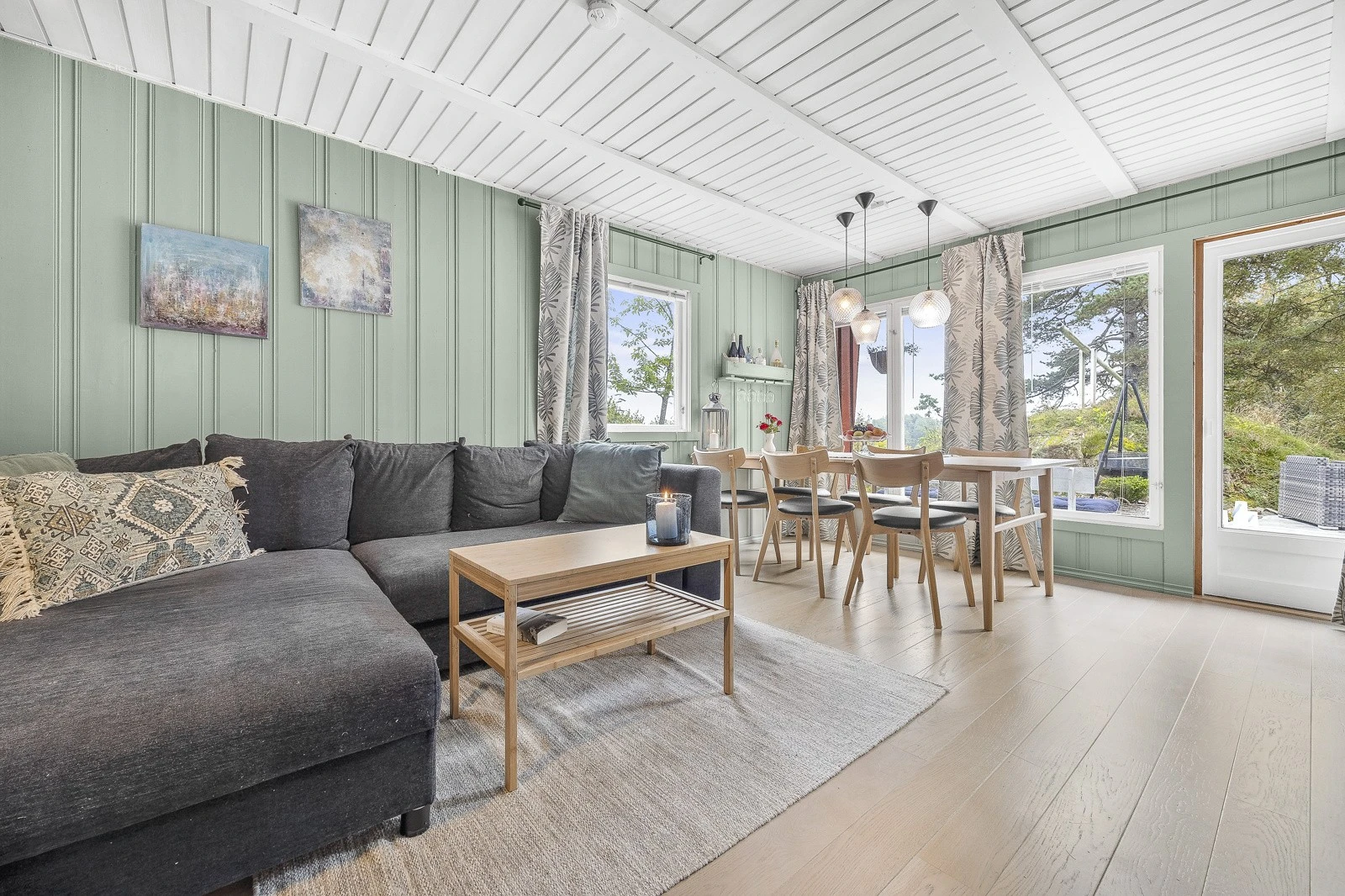 Store vindusflater slipper inn godt med naturlig lys. Galleribilde