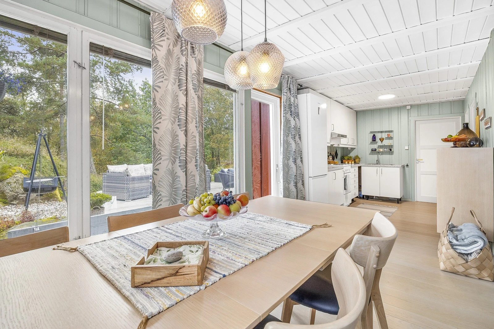 Utgang til romslig terrasse fra spisestue/kjøkken. Galleribilde