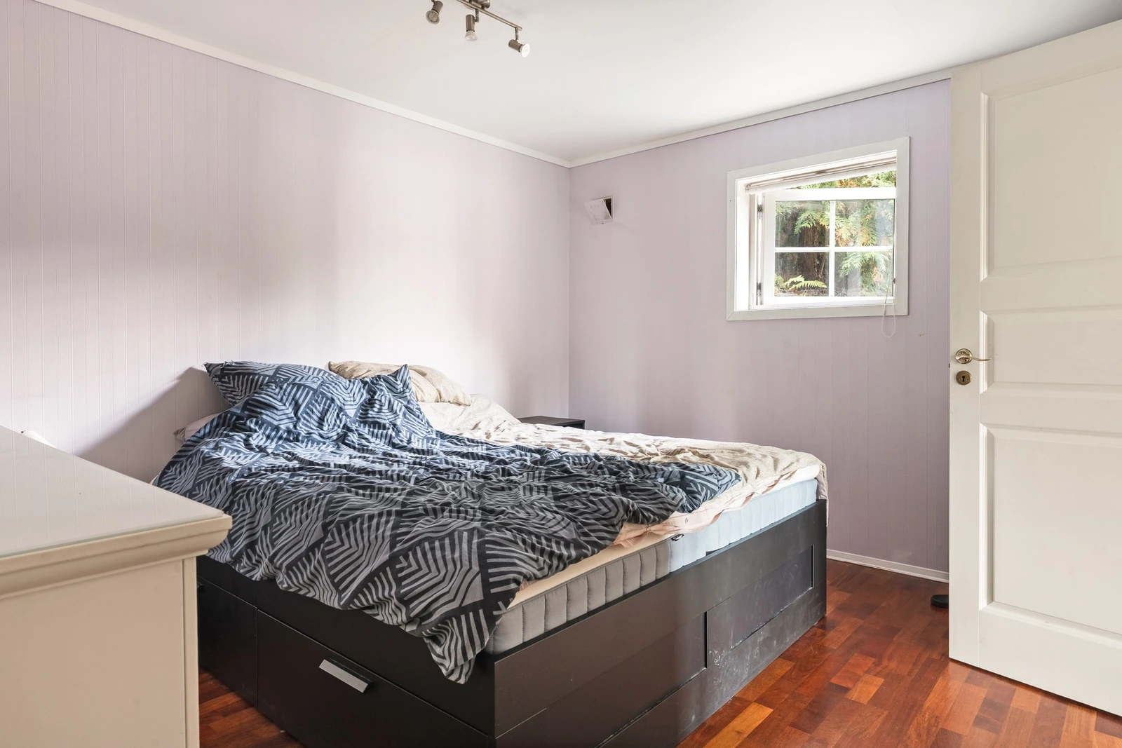 Dagens leieinntekt er 16 000 kr per måned (pluss strøm). Trapp er fjernet og fremstår som egen boenhet og er ikke godkjent. Galleribilde