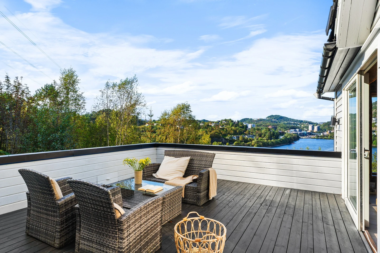 Her er det også nydelig utsikt, som forsterker følelsen av å bo tett på naturen og gir en perfekt forlengelse av oppholdsrommet i sommerhalvåret. Galleribilde