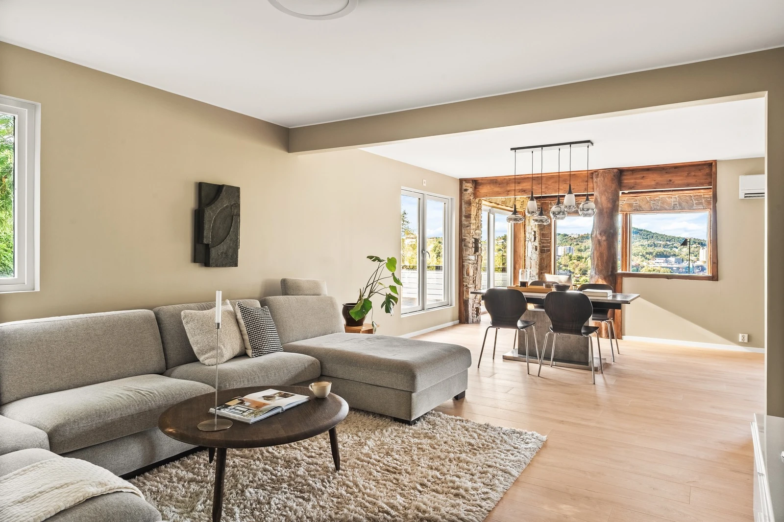 Med sin åpne løsning skapes en naturlig flyt som gjør det enkelt å være sosial med familie og gjester. Galleribilde