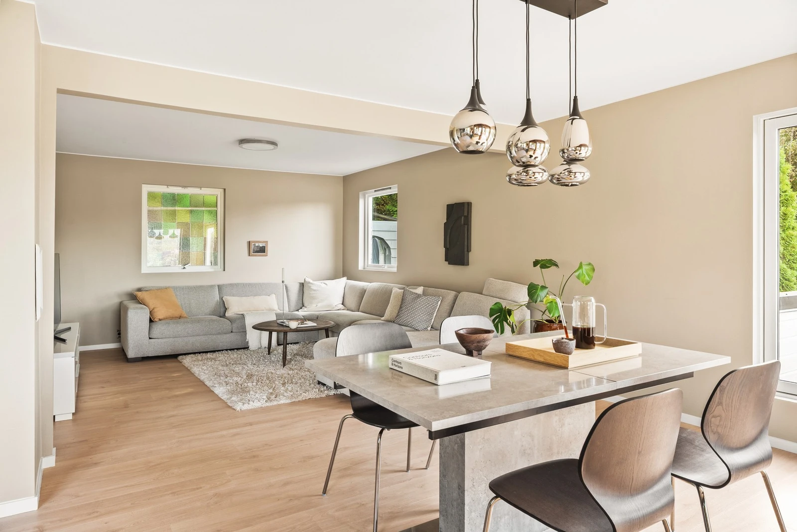 Et lyst og luftig oppholdsrom med store vindusflater som slipper inn rikelig med dagslys. Galleribilde