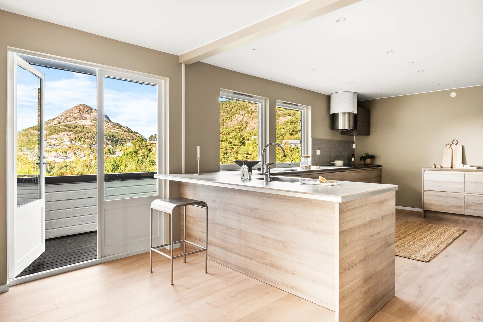 Fra kjøkkenet er det også utgang til en egen balkong. Galleribilde