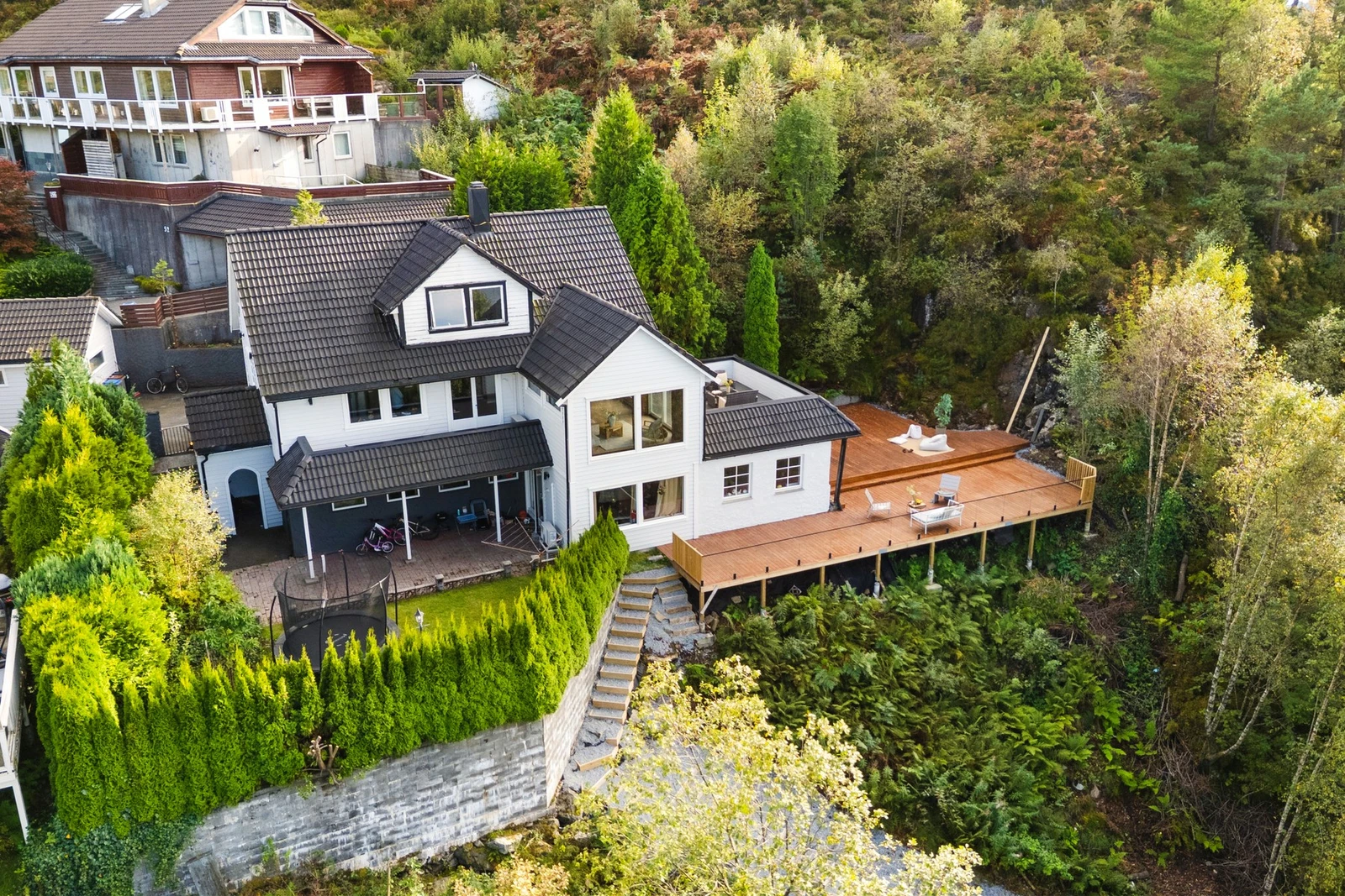 Huset byr på hele tre soverom og loftstue i hoveddelen, kjelleretasje med egen inngang, tre solrike terrasser og garasje. Galleribilde