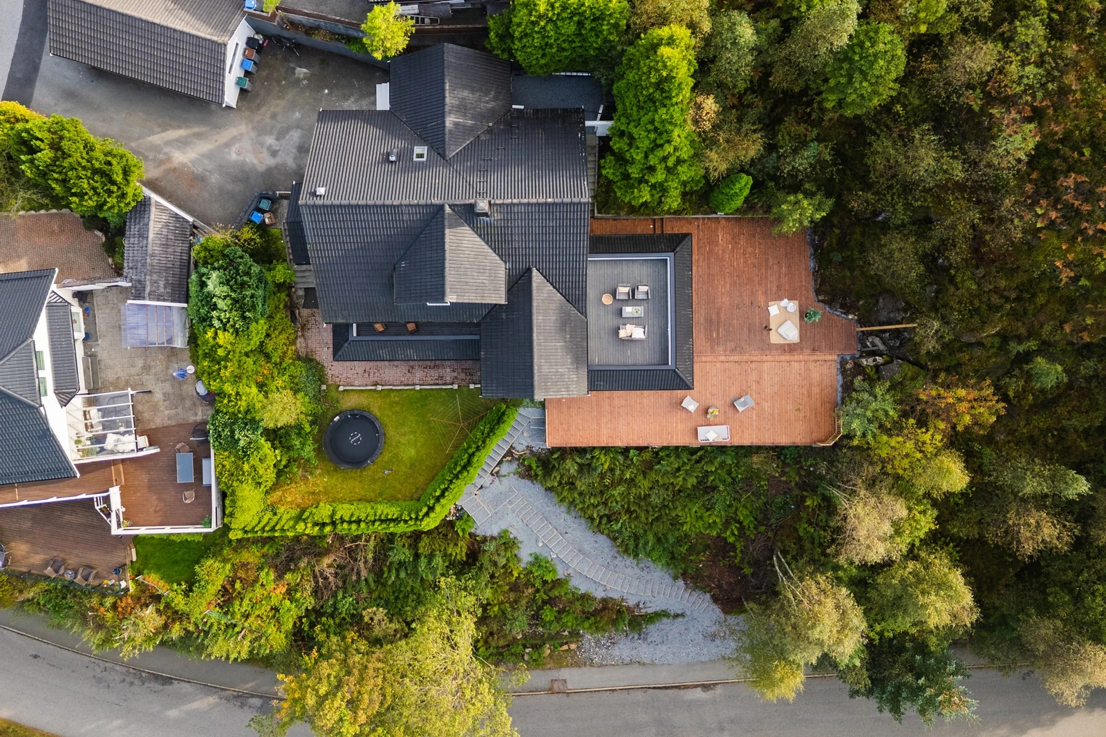 Med kombinasjonen av terrasse, balkonger og uteplass kan du alltid finne et hyggelig sted å slappe av uansett årstid eller vær. Galleribilde