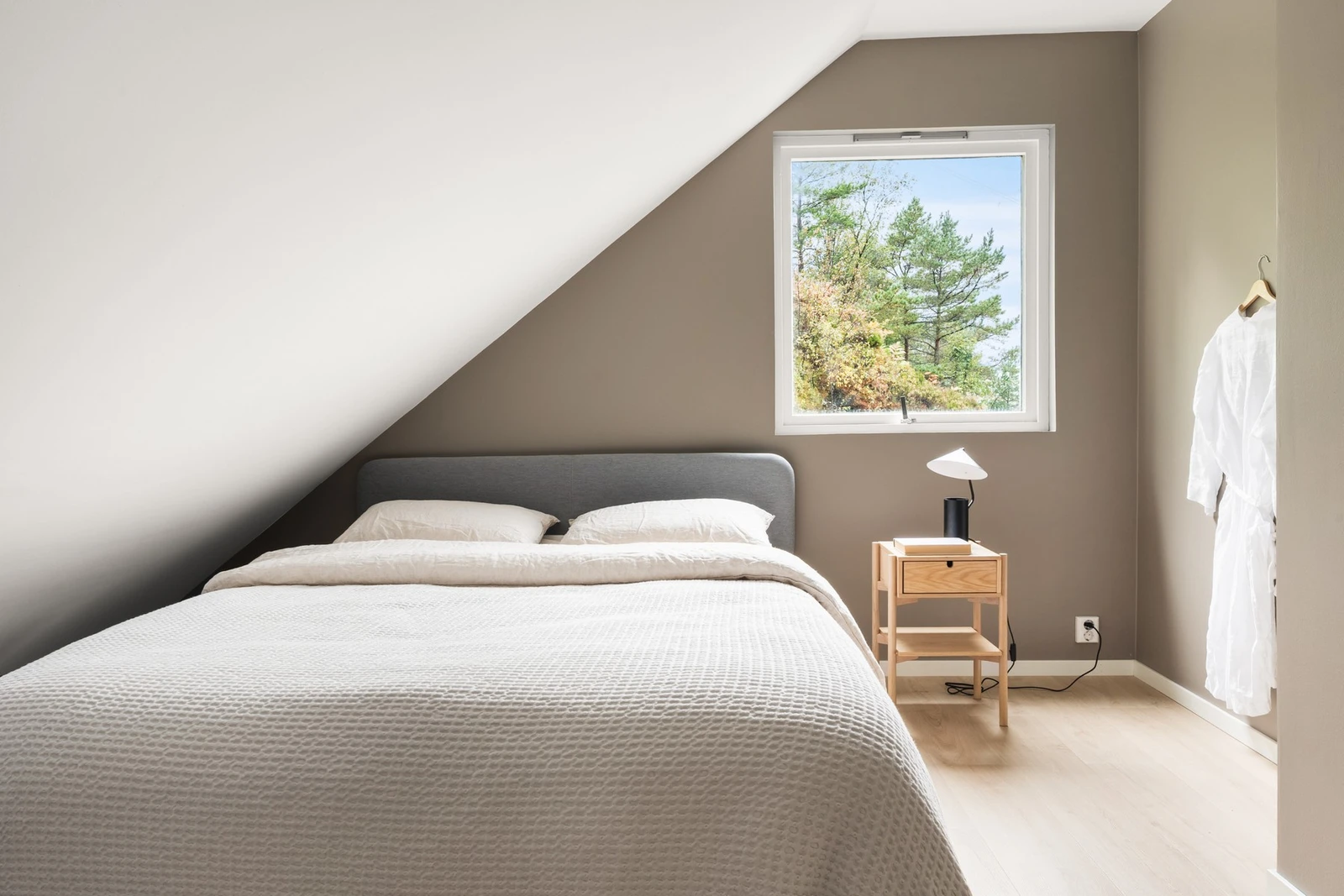 Alle rommene har plass til dobbeltseng og garderobemuligheter. Galleribilde